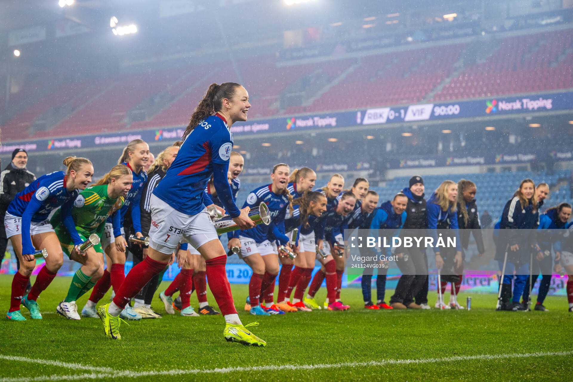 Janni Bøgild Thomsen and players of Vålerenga celebrate