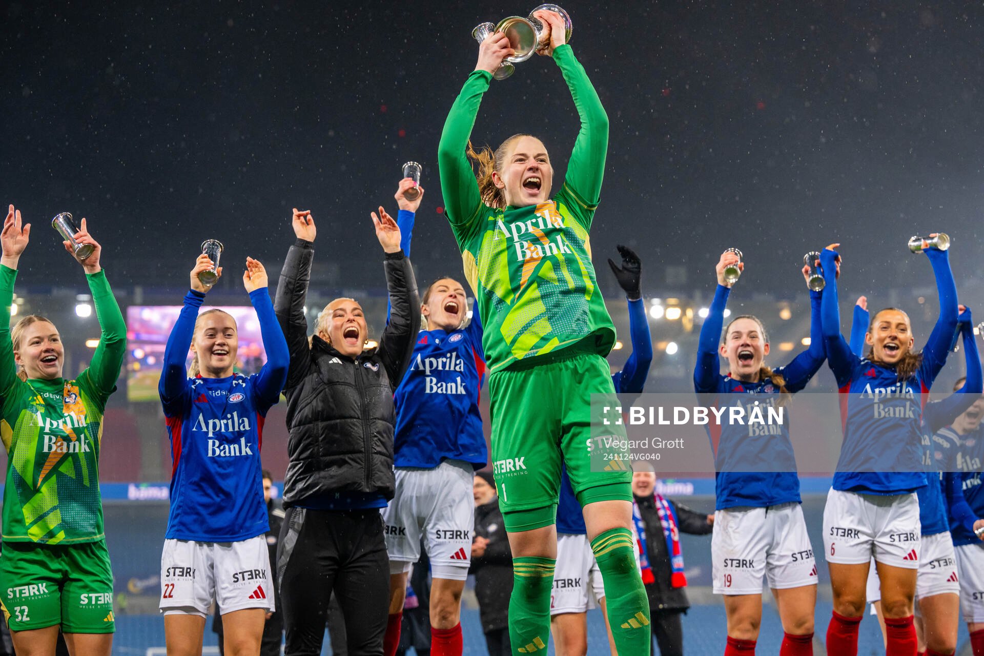 Goalkeeper Tove Evelina Enblom and players of Vålerenga