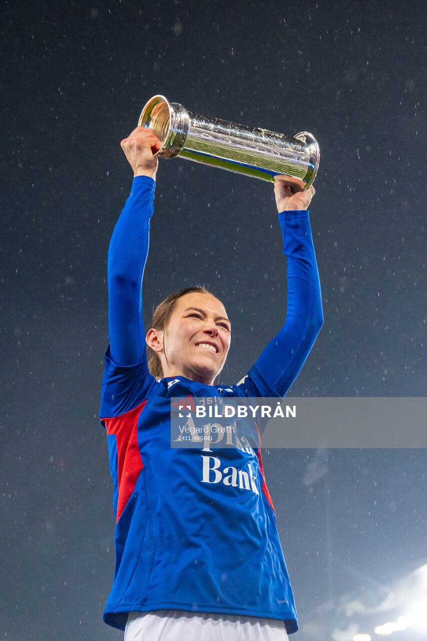 Mimmi Löfwenius Veum of Vålerenga celebrates with the