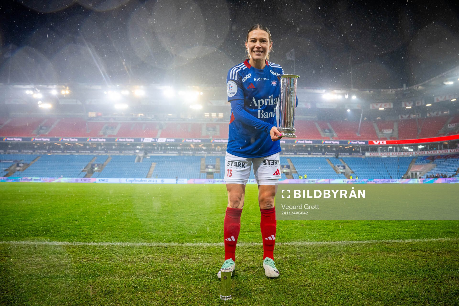 Mimmi Löfwenius Veum of Vålerenga celebrates with the