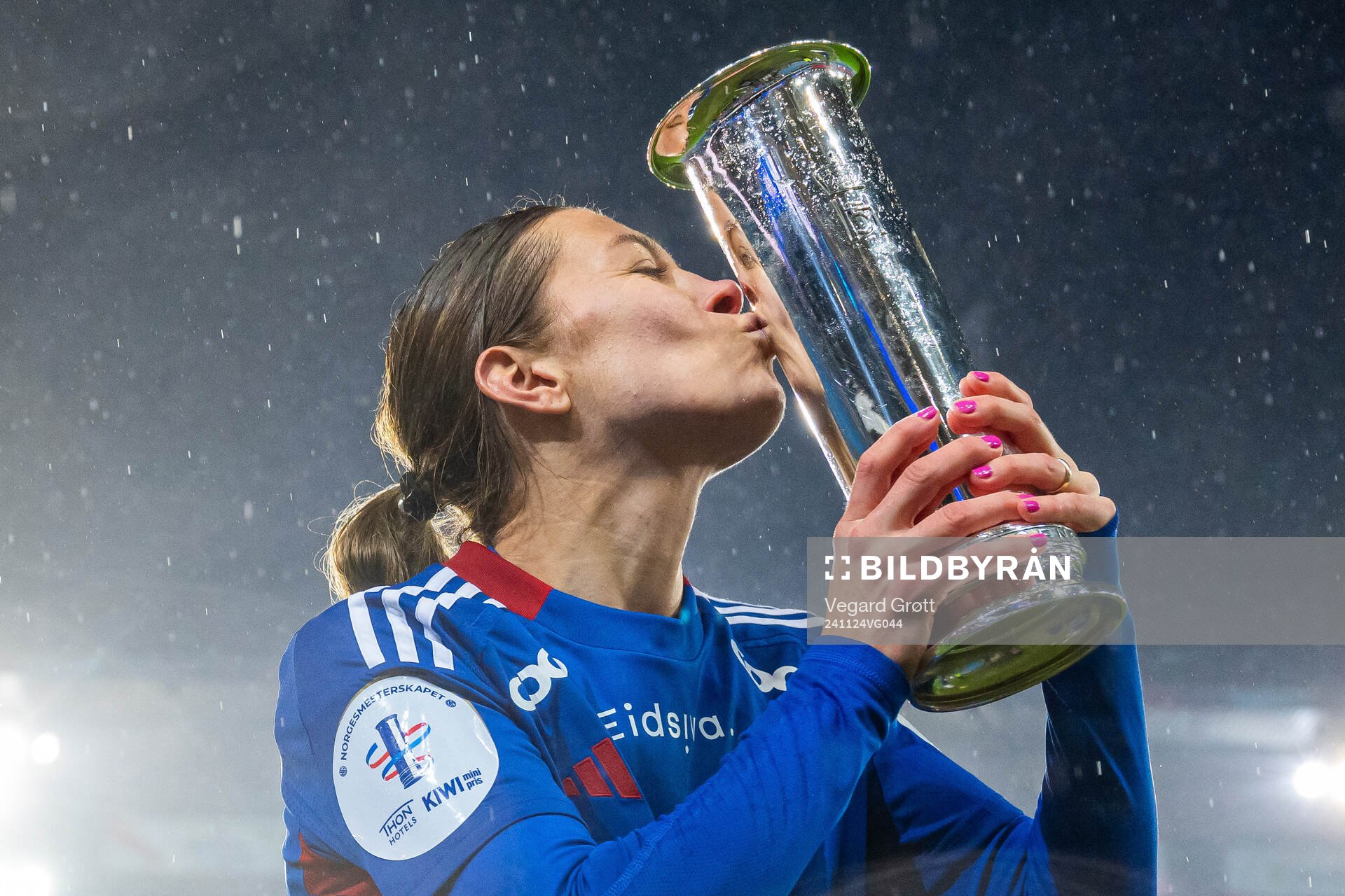 Mimmi Löfwenius Veum of Vålerenga celebrates with the trophy after winning the women’s football cup final match between Rosenborg and Vålerenga on November 24, 2024 in Oslo.