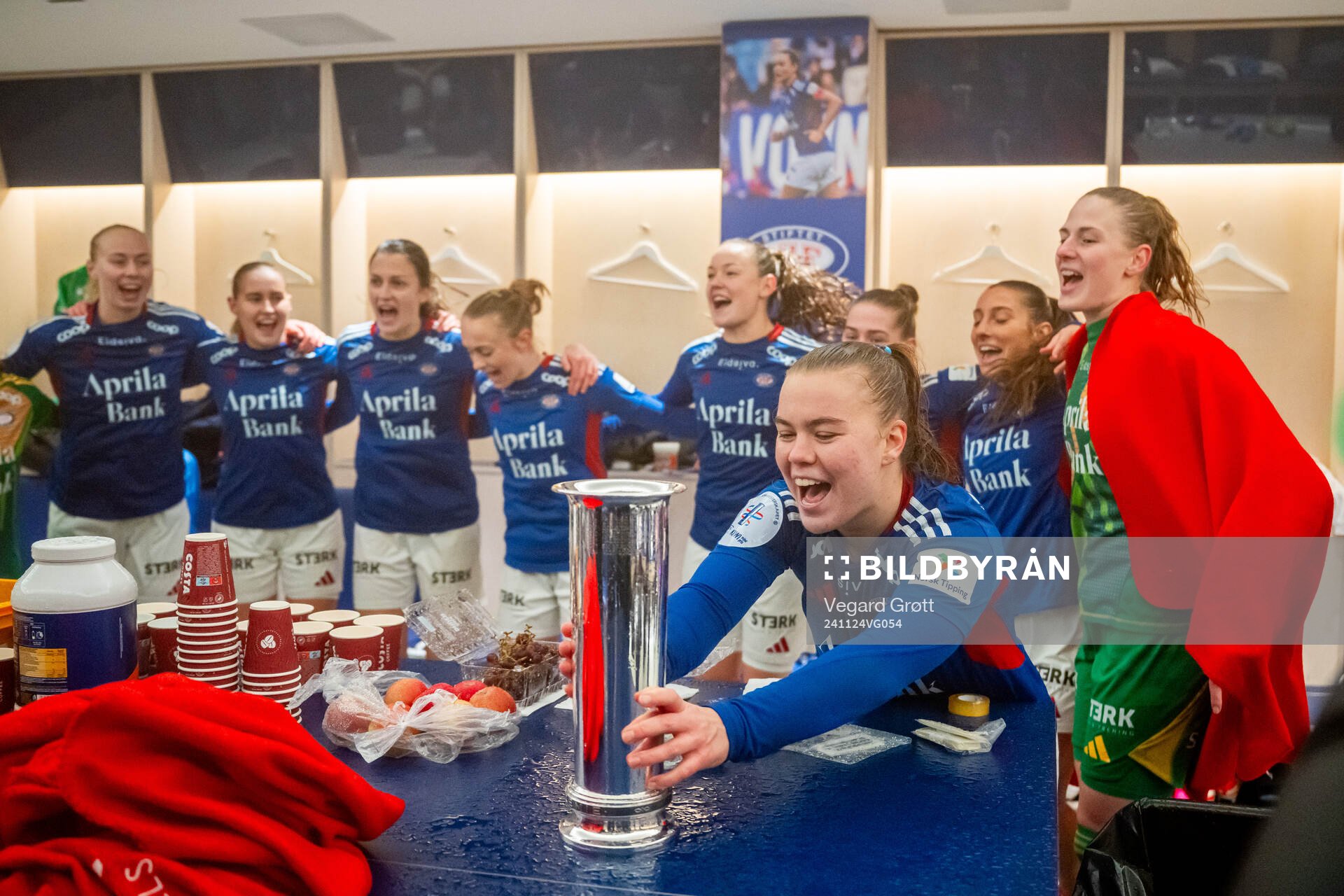 Olaug Tvedten and players of Vålerenga celebrate with the