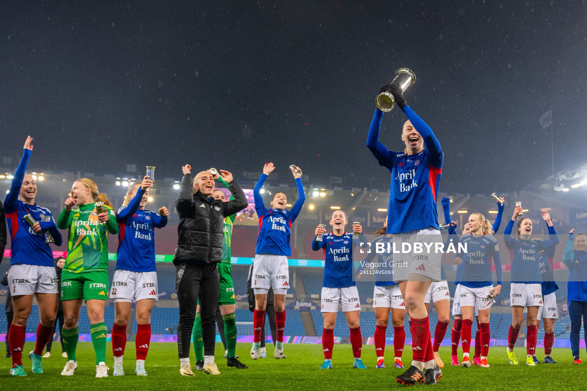 Sara Hørte and players of Vålerenga celebrate with the