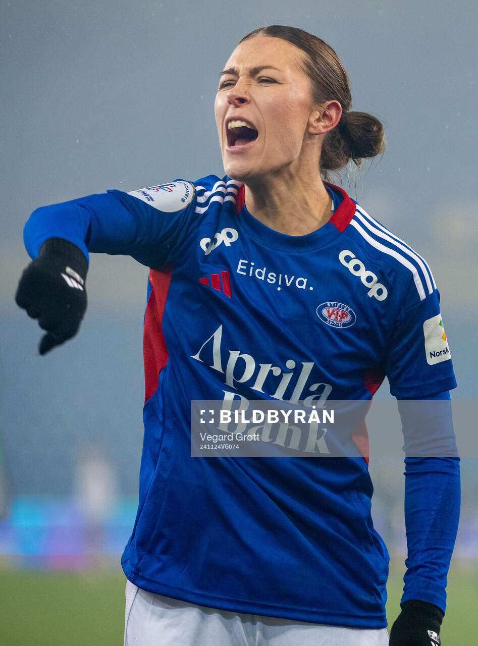 Mimmi Löfwenius Veum of Vålerenga celebrates