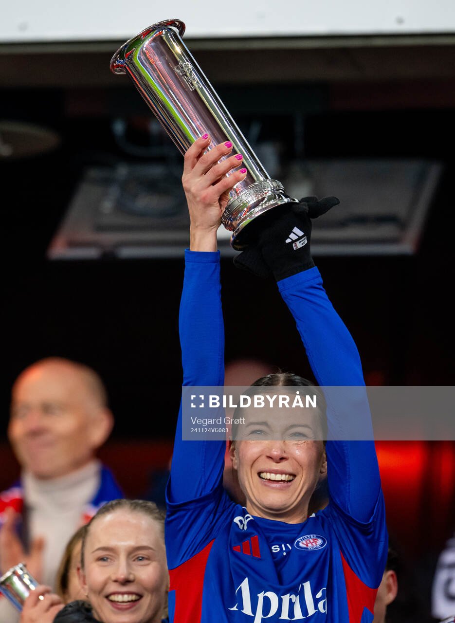 Mimmi Löfwenius Veum of Vålerenga celebrates with the