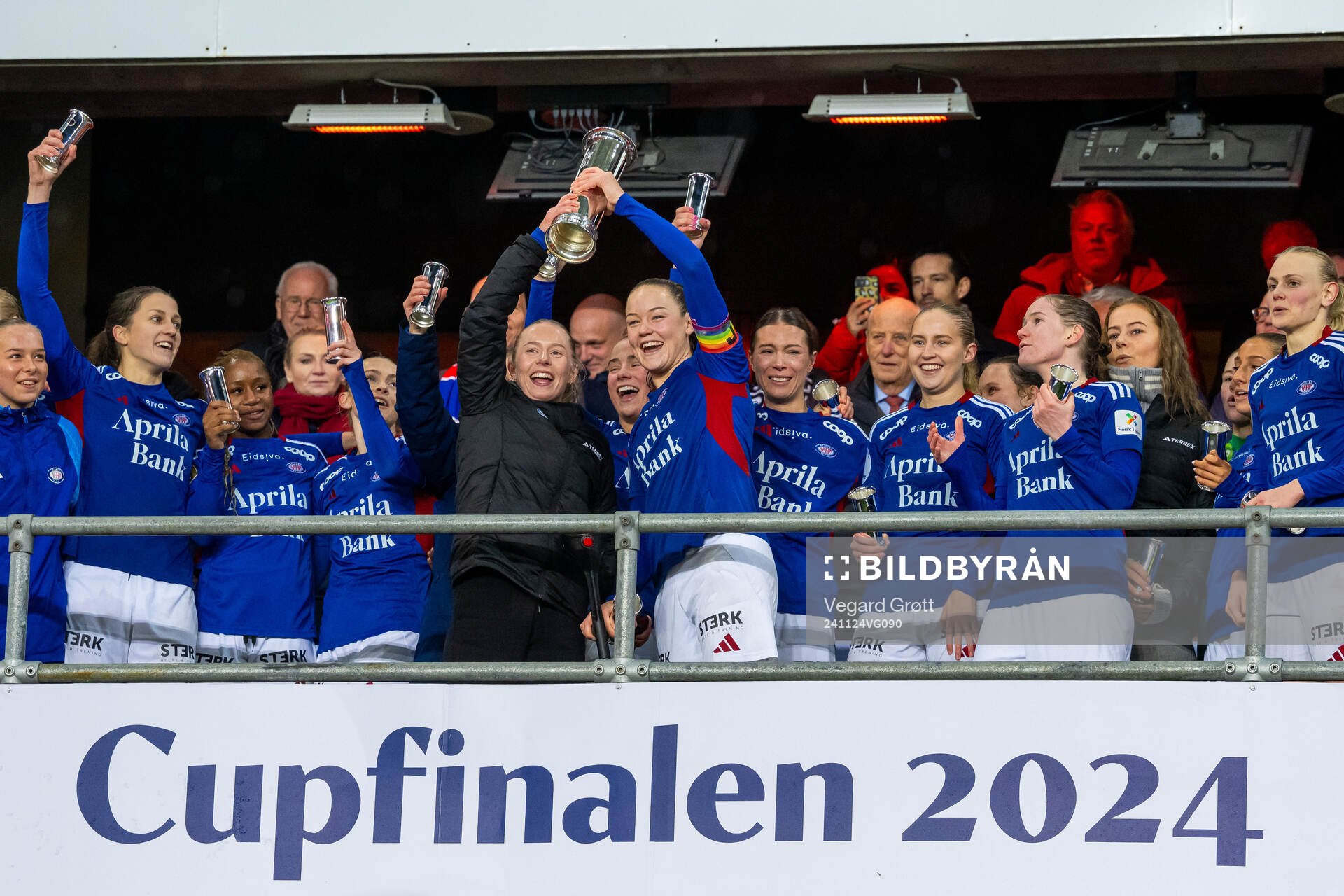 Thea Bjelde, Janni Bøgild Thomsen and players of