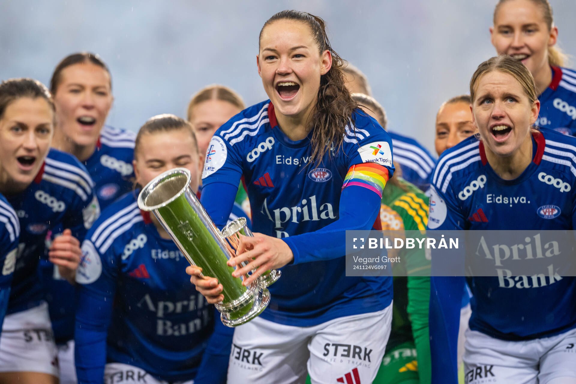 Janni Bøgild Thomsen and players of Vålerenga celebrate