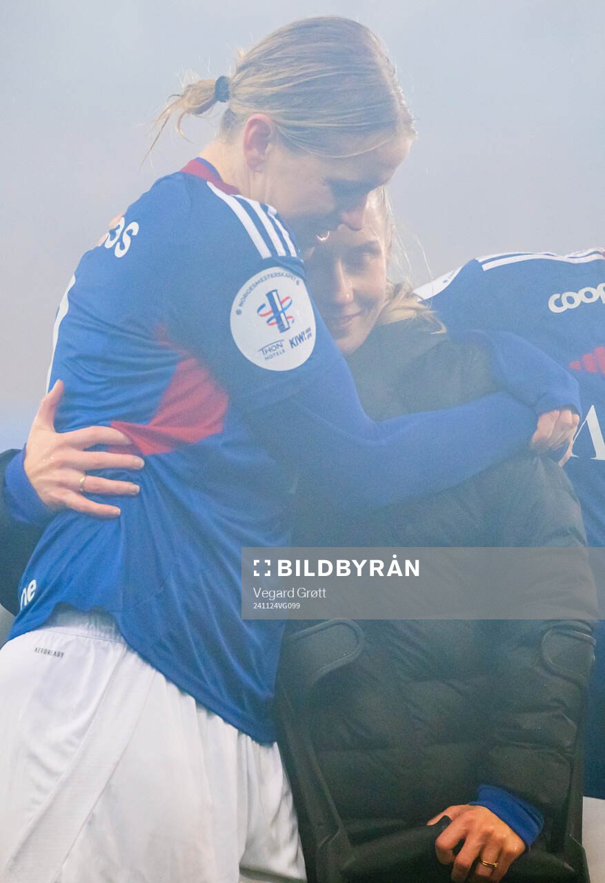 Elise Hove Thorsnes and Thea Bjelde of Vålerenga celebrate