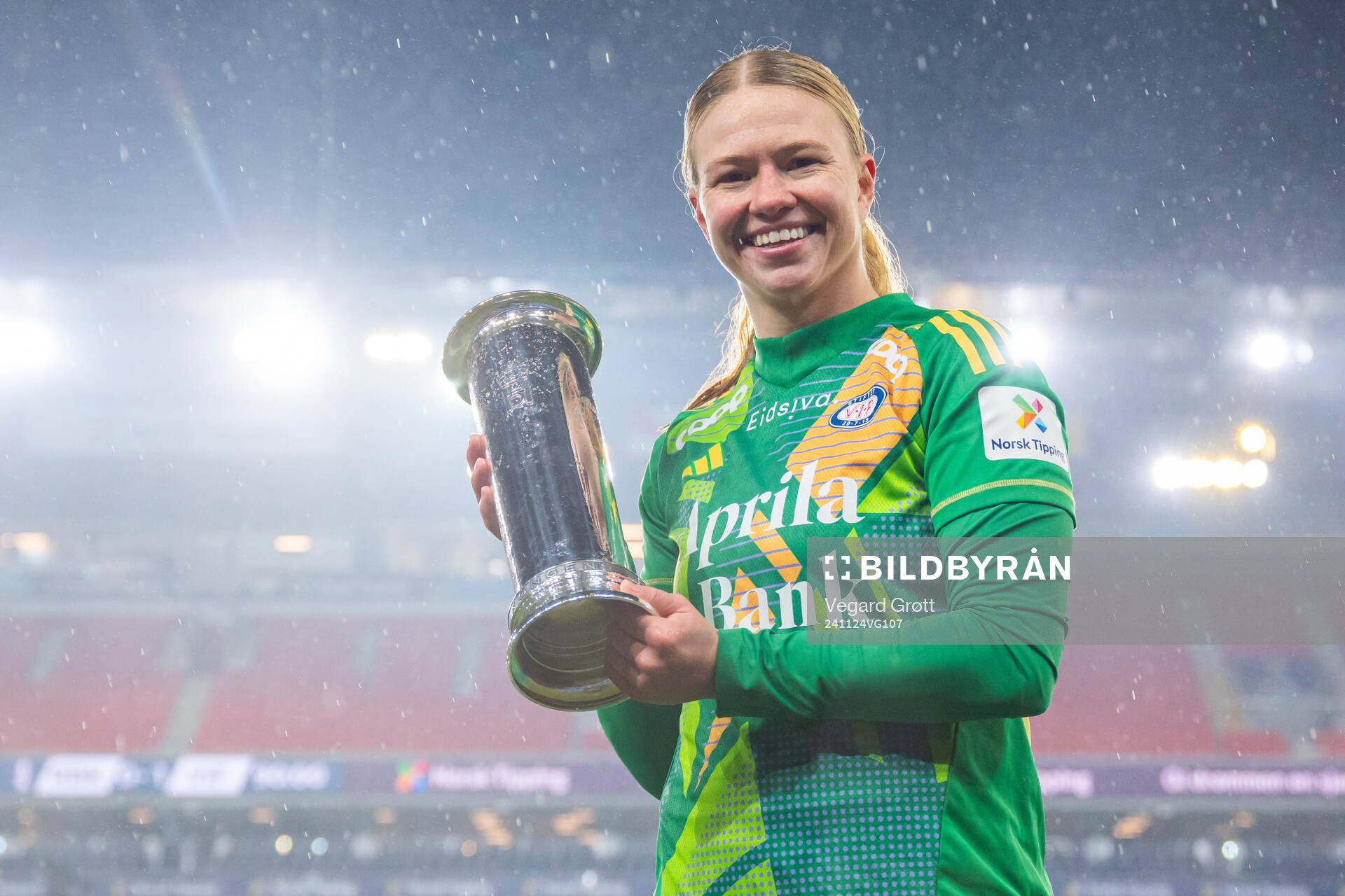 Goalkeeper Jalen Justine Tompkins of Vålerenga celebrates