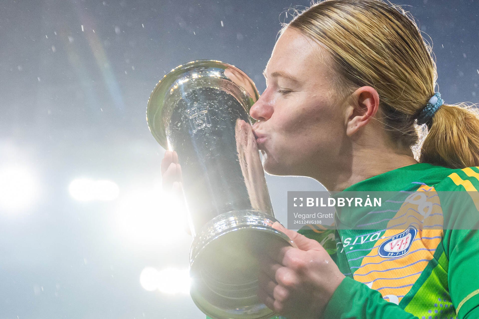 Goalkeeper Jalen Justine Tompkins of Vålerenga kisses the trophy after winning the women’s football cup final match between Rosenborg and Vålerenga on November 24, 2024 in Oslo.