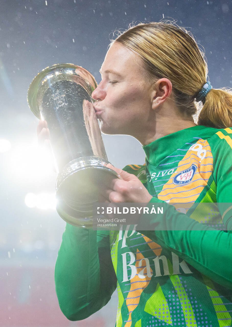 Goalkeeper Jalen Justine Tompkins of Vålerenga kisses the