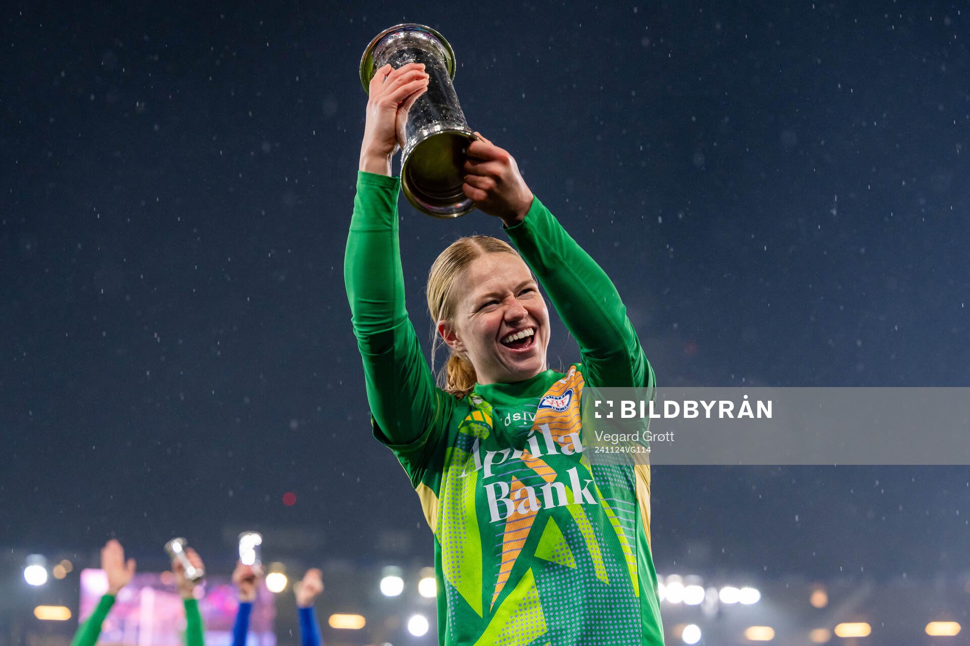 Goalkeeper Jalen Justine Tompkins of Vålerenga celebrates