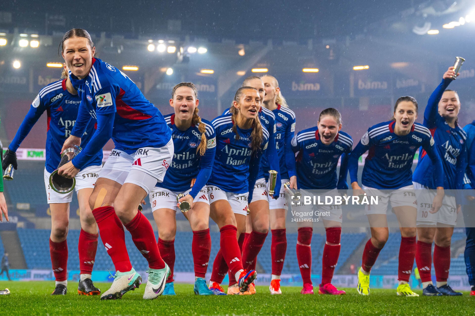 Mimmi Löfwenius Veum and players of Vålerenga celebrate