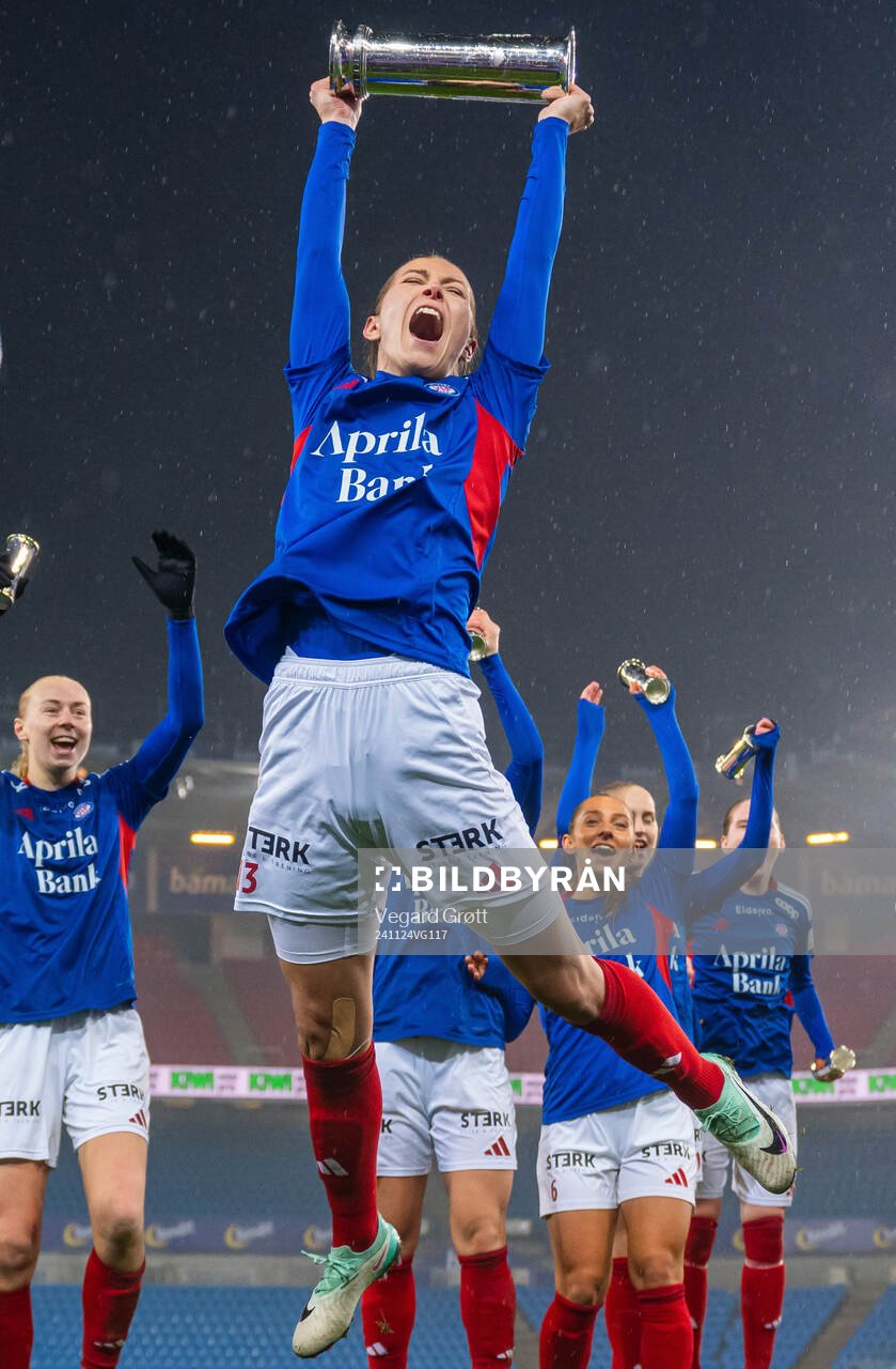 Mimmi Löfwenius Veum of Vålerenga celebrates with the