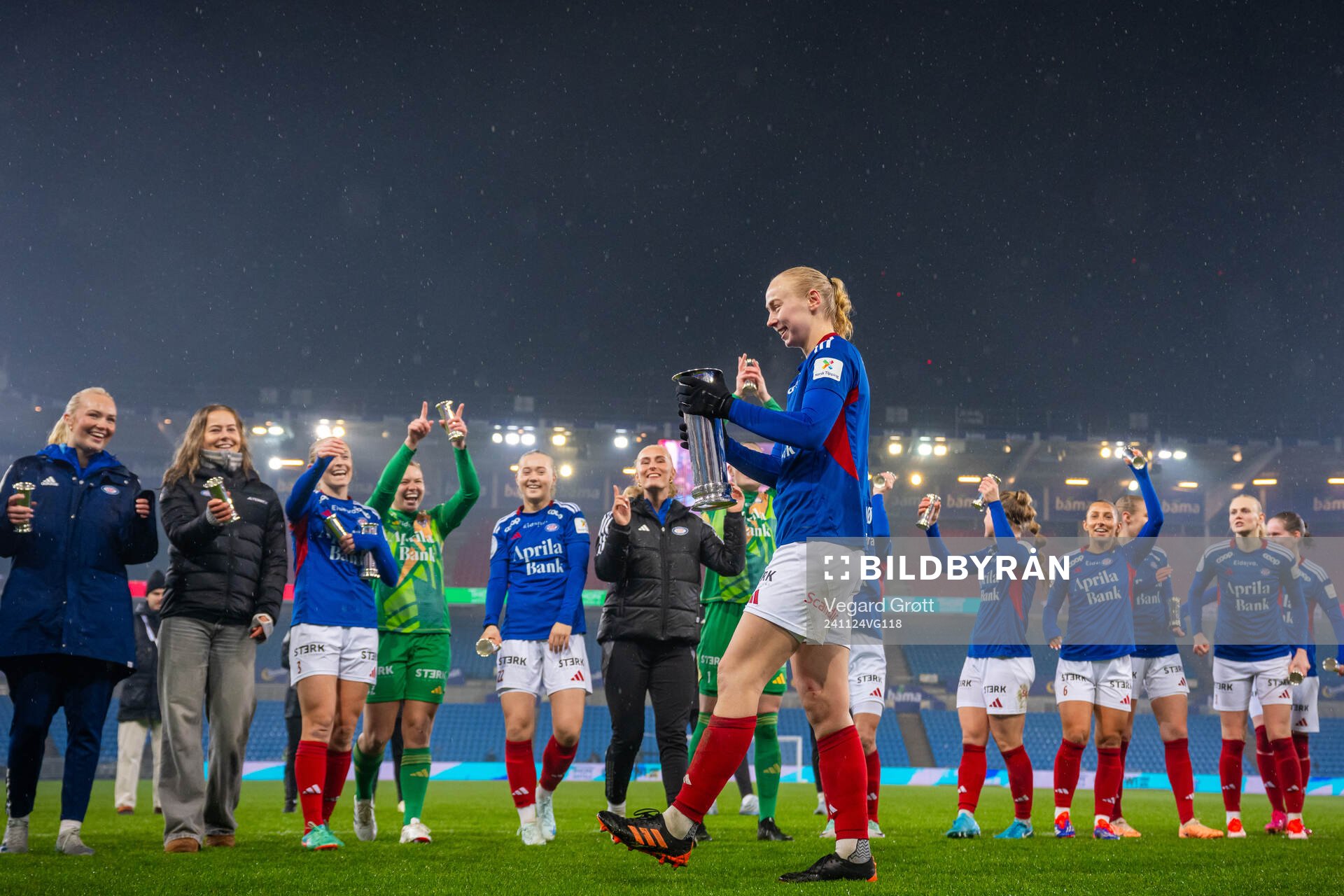 Sara Hørte and players of Vålerenga celebrate with the