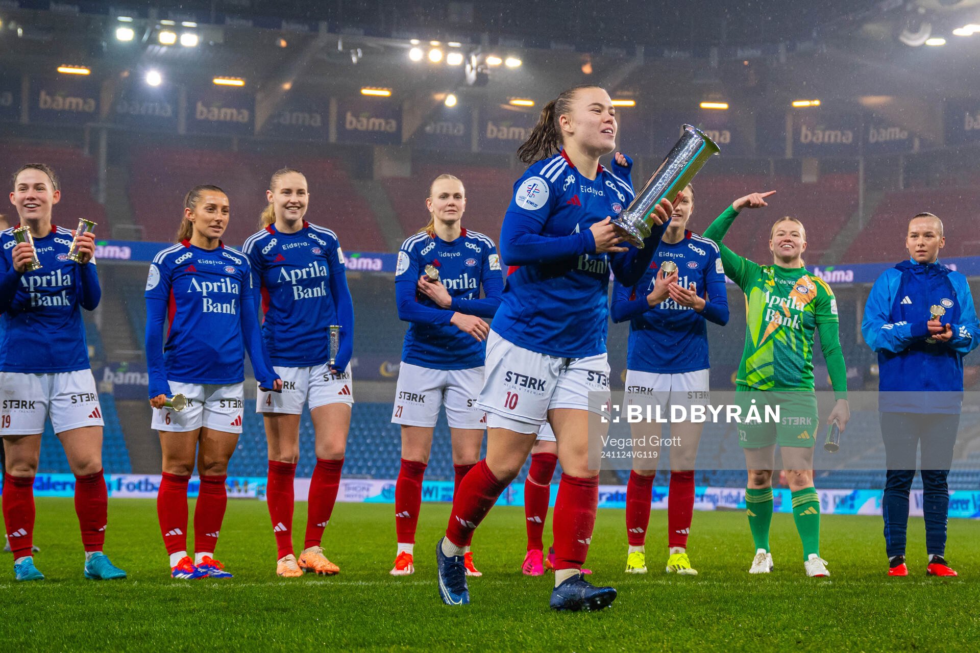 Olaug Tvedten and players of Vålerenga celebrate with the