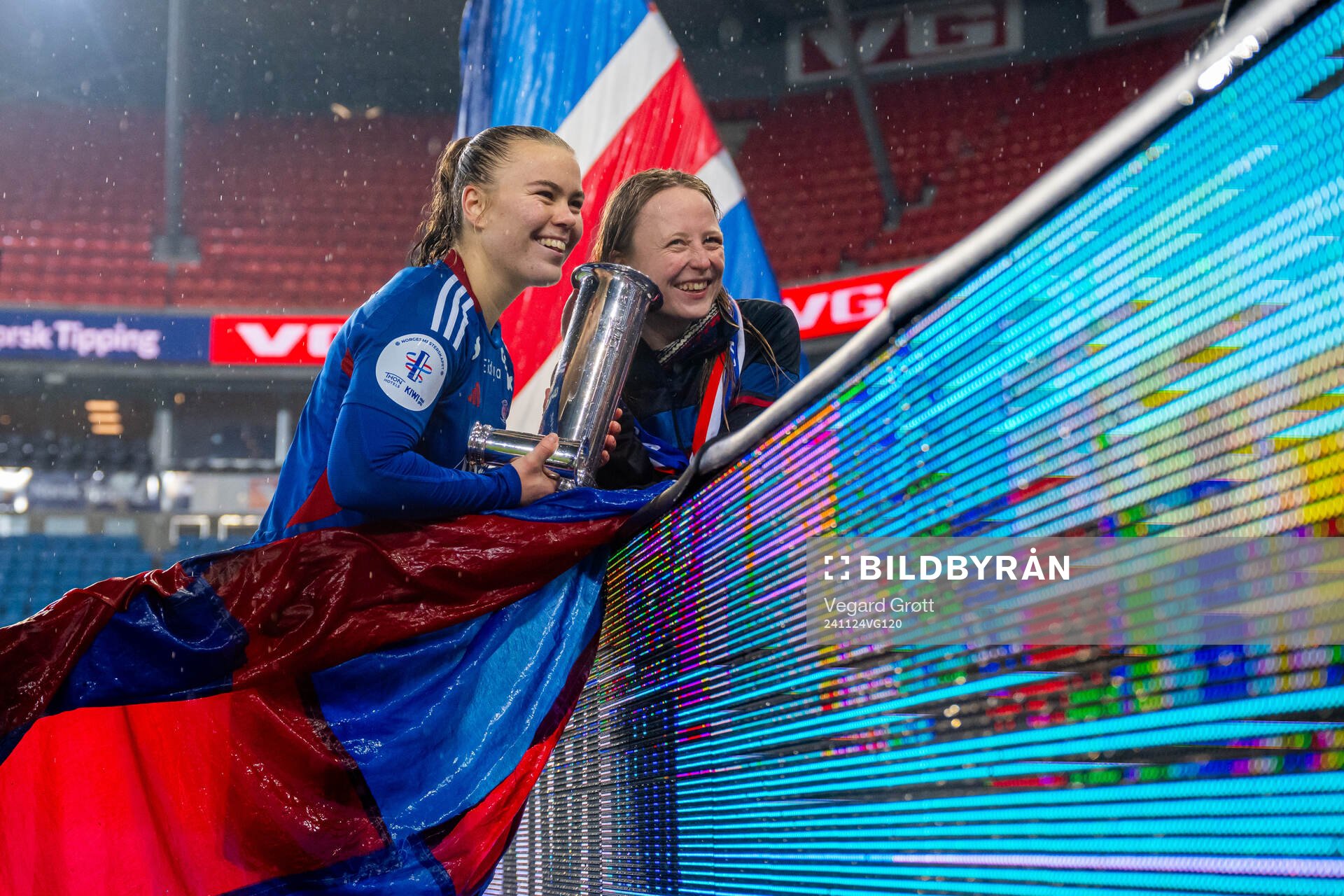 Olaug Tvedten and a supporter of Vålerenga celebrate with
