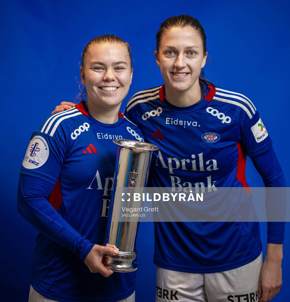 Olaug Tvedten and Emma Stølen Godø of Vålerenga pose for