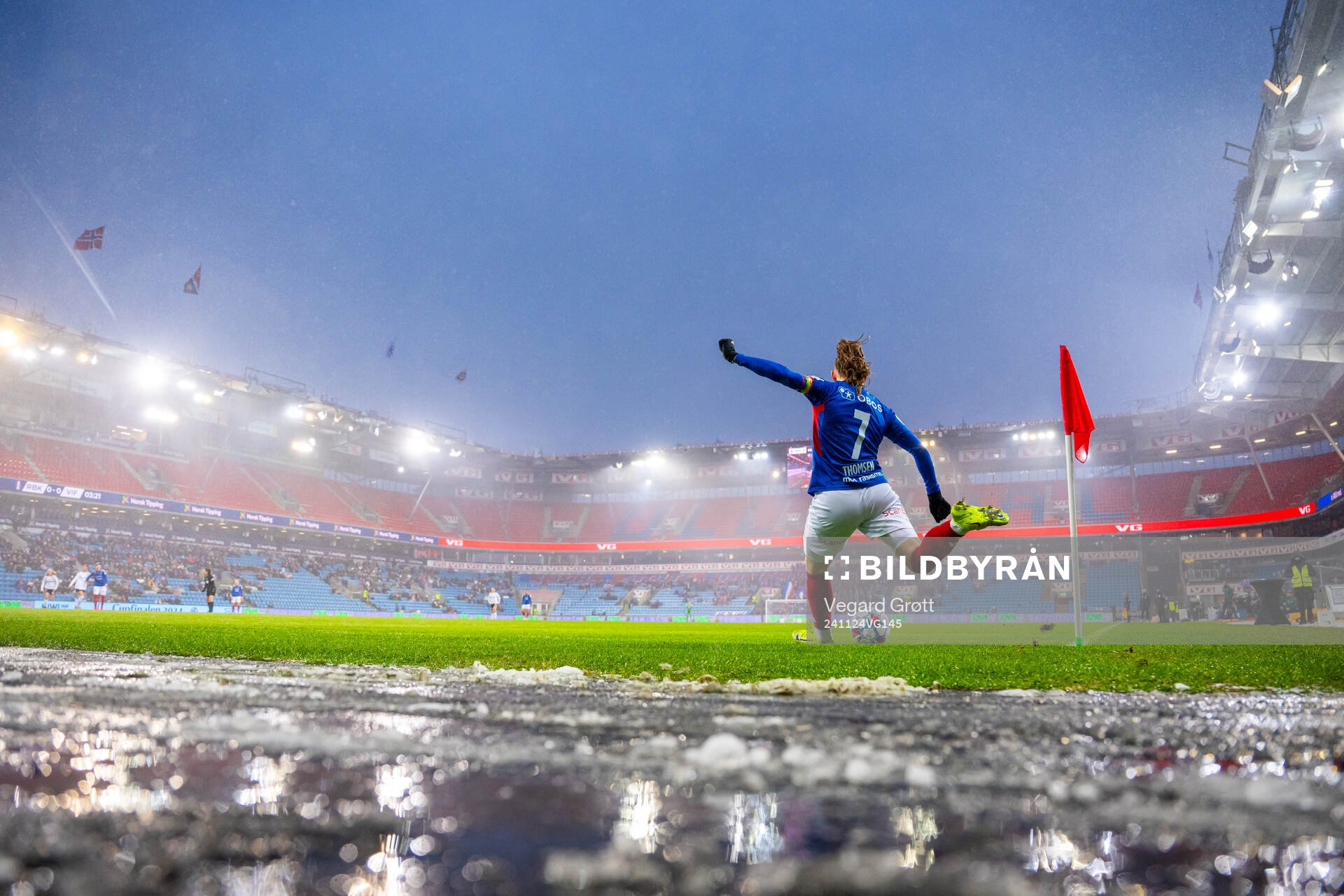 Janni Bøgild Thomsen of Vålerenga takes a corner kick