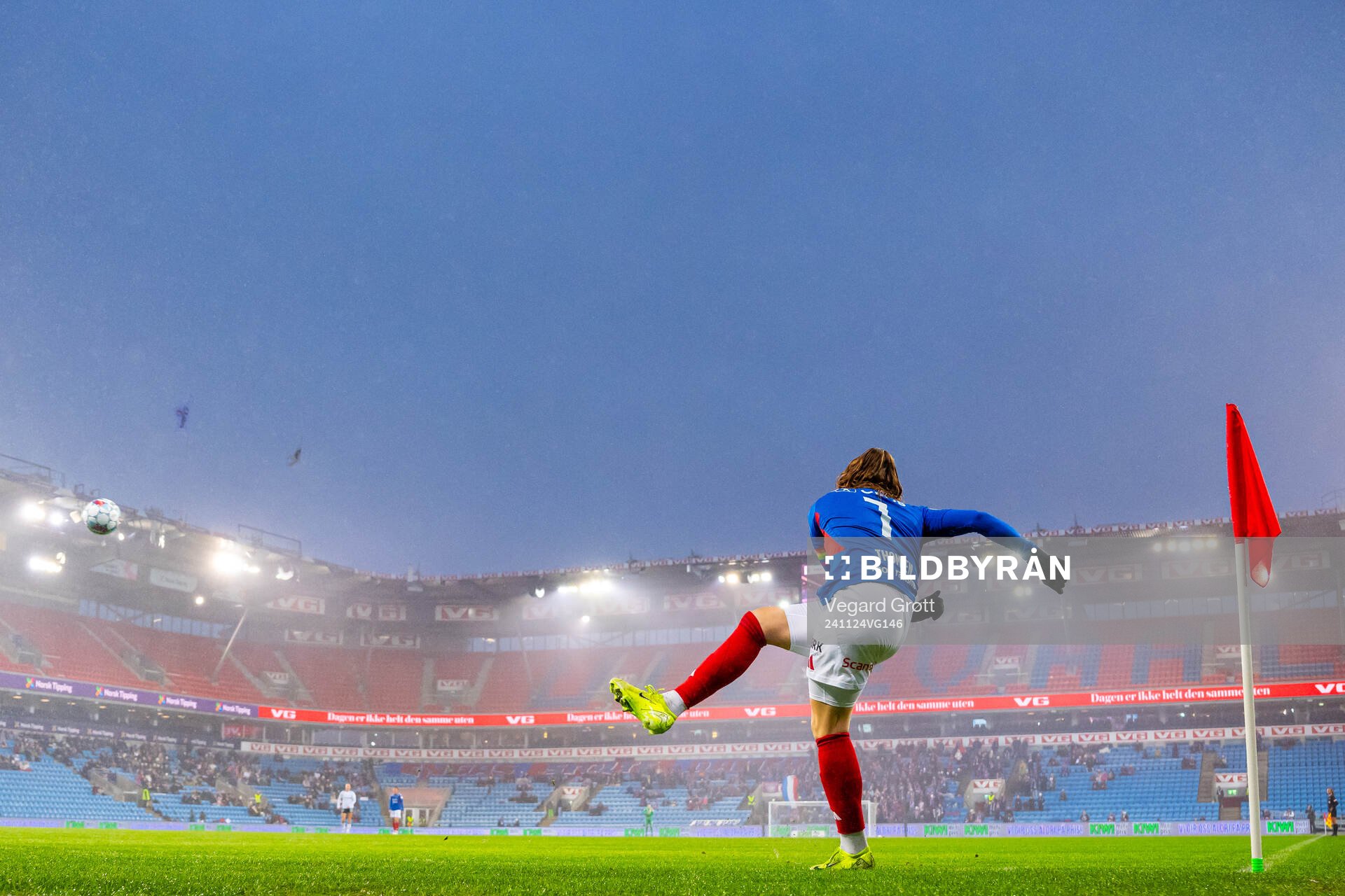 Janni Bøgild Thomsen of Vålerenga takes a corner kick