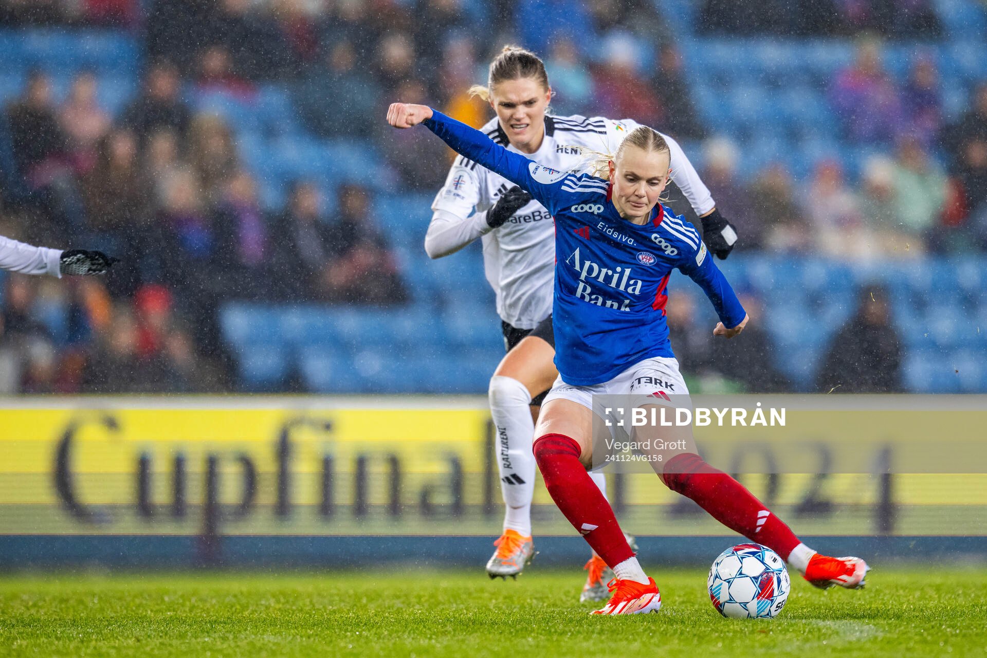 Karina Sævik of Vålerenga and Kristine Bjørdal Leine of
