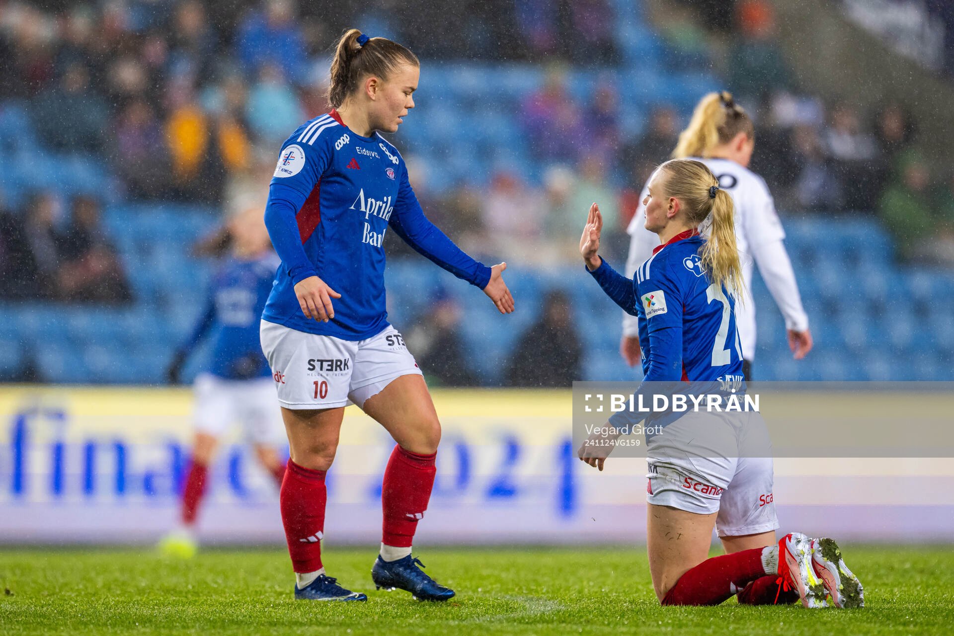 Olaug Tvedten and Karina Sævik of Vålerenga
