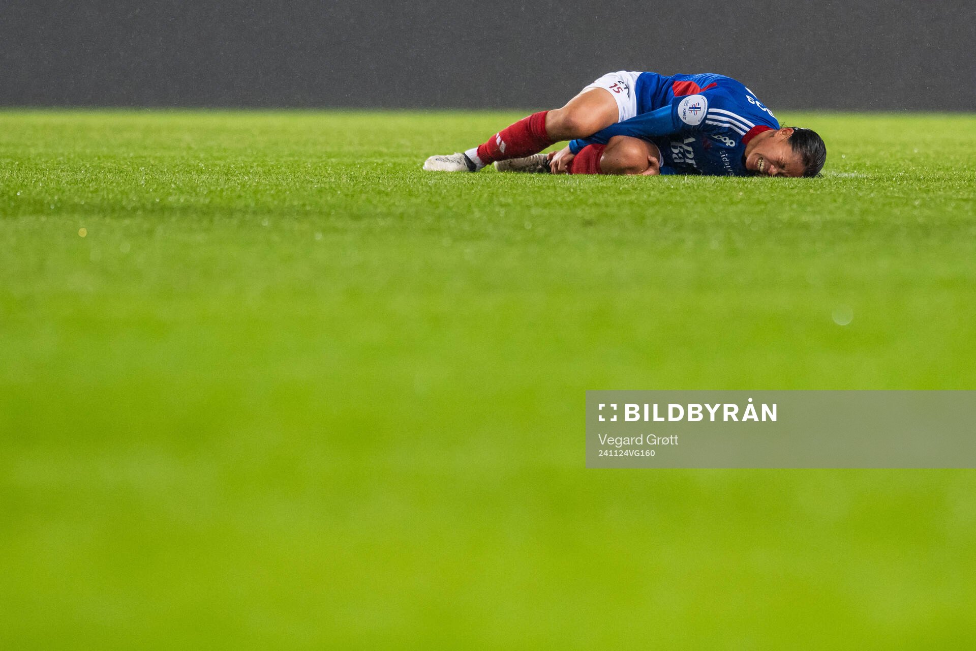 Ylinn Tennebø of Vålerenga in pain