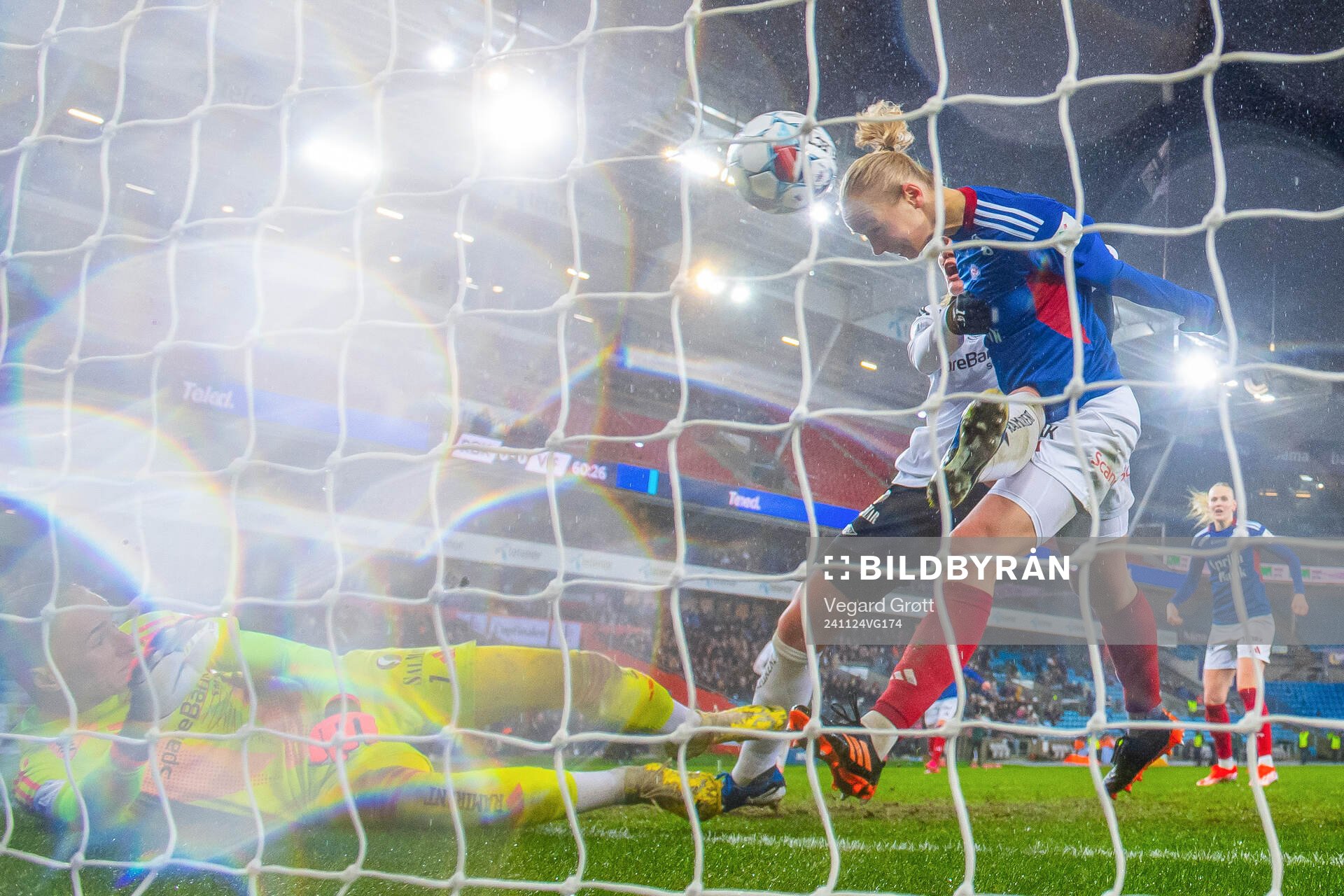 Sara Hørte of Vålerenga scores the 0-1 goal past