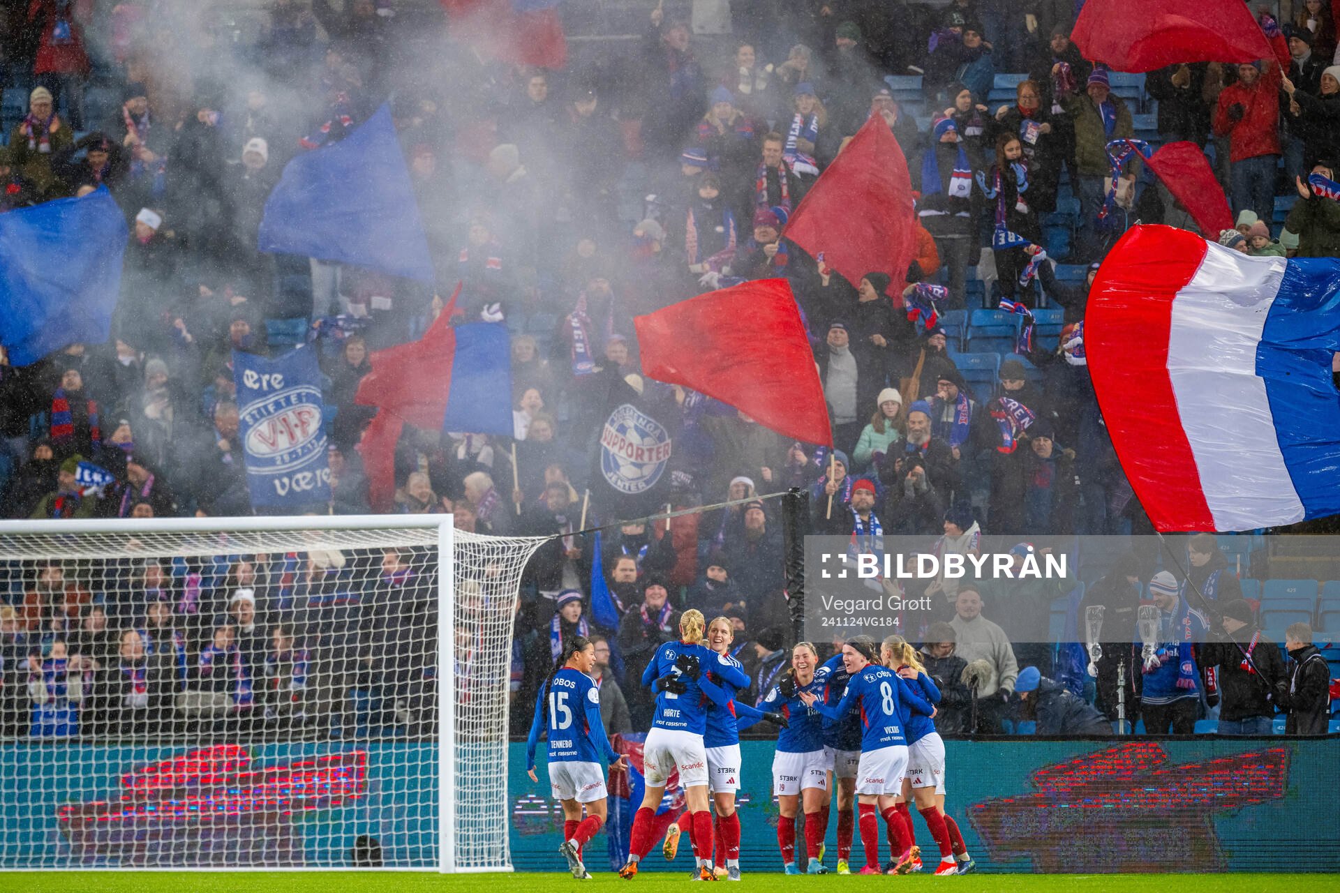 Sara Hørte of Vålerenga celebrates with Elise Hove