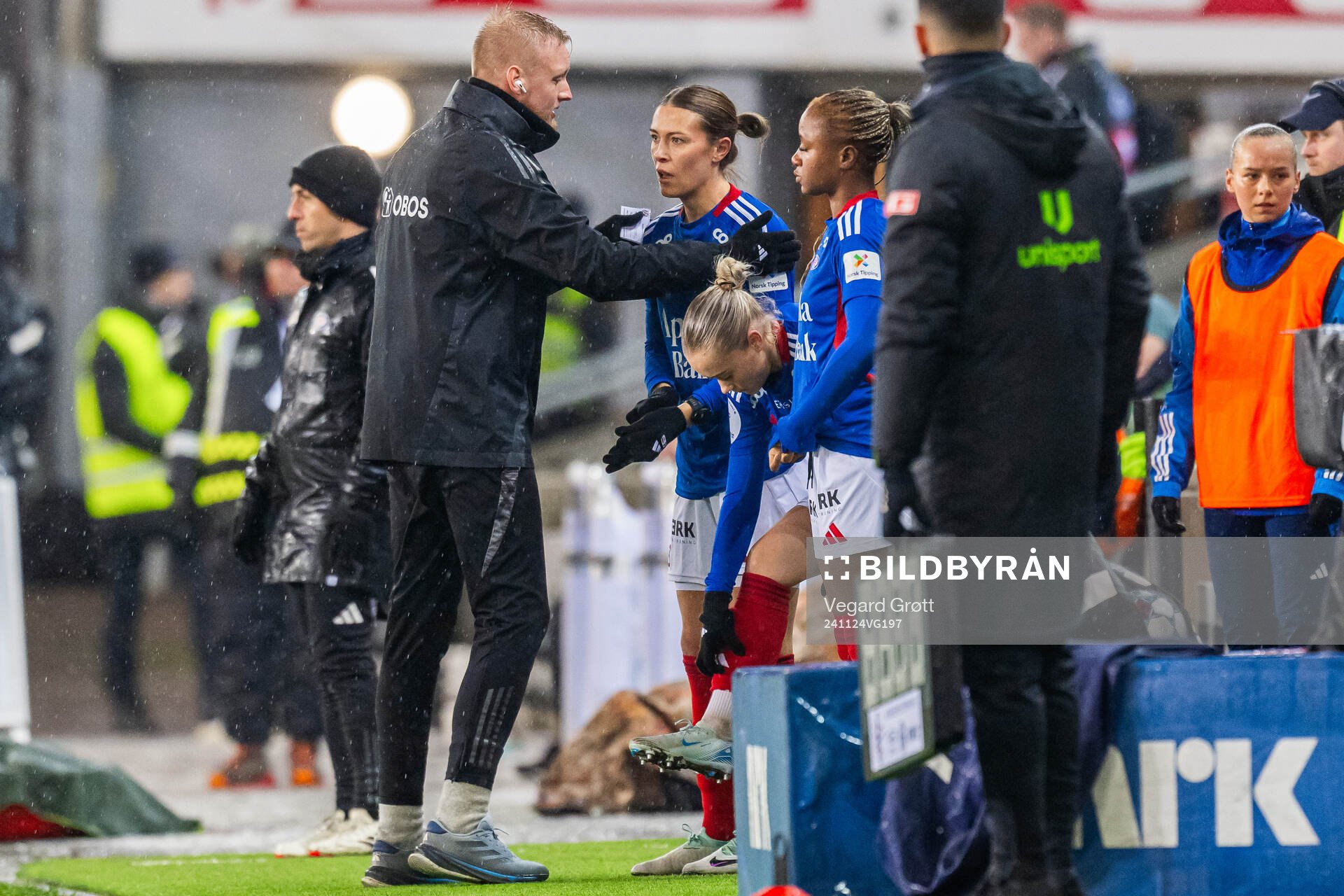 Mimmi Löfwenius Veum of Vålerenga prepares to come