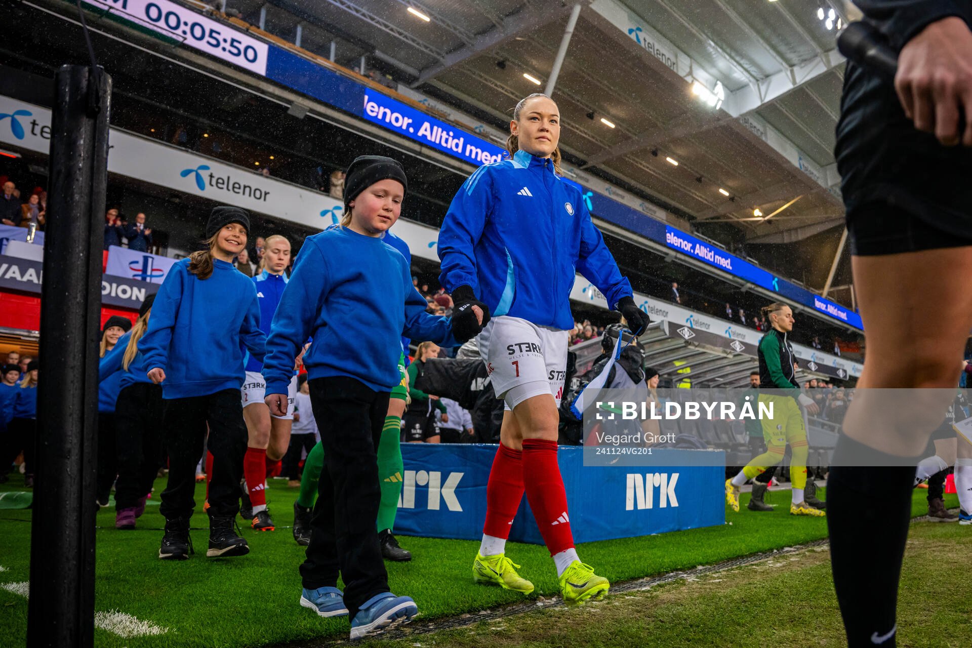 Janni Bøgild Thomsen of Vålerenga enters the pitch