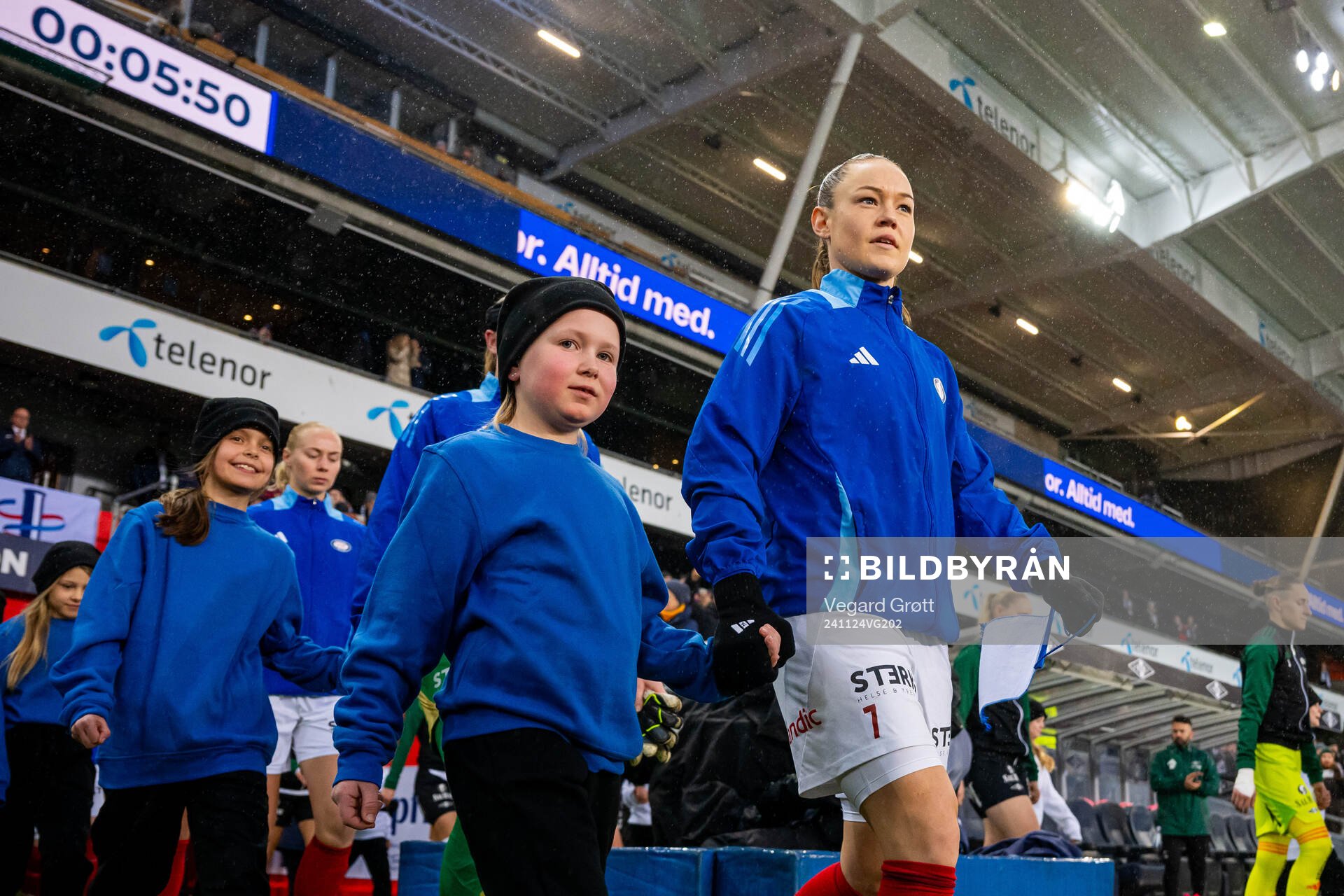 Janni Bøgild Thomsen of Vålerenga enters the pitch