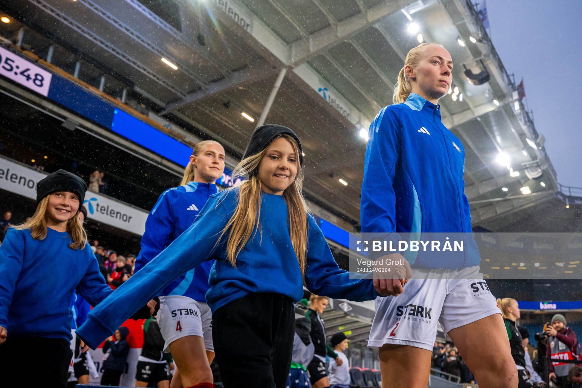 Sara Hørte of Vålerenga enters the pitch