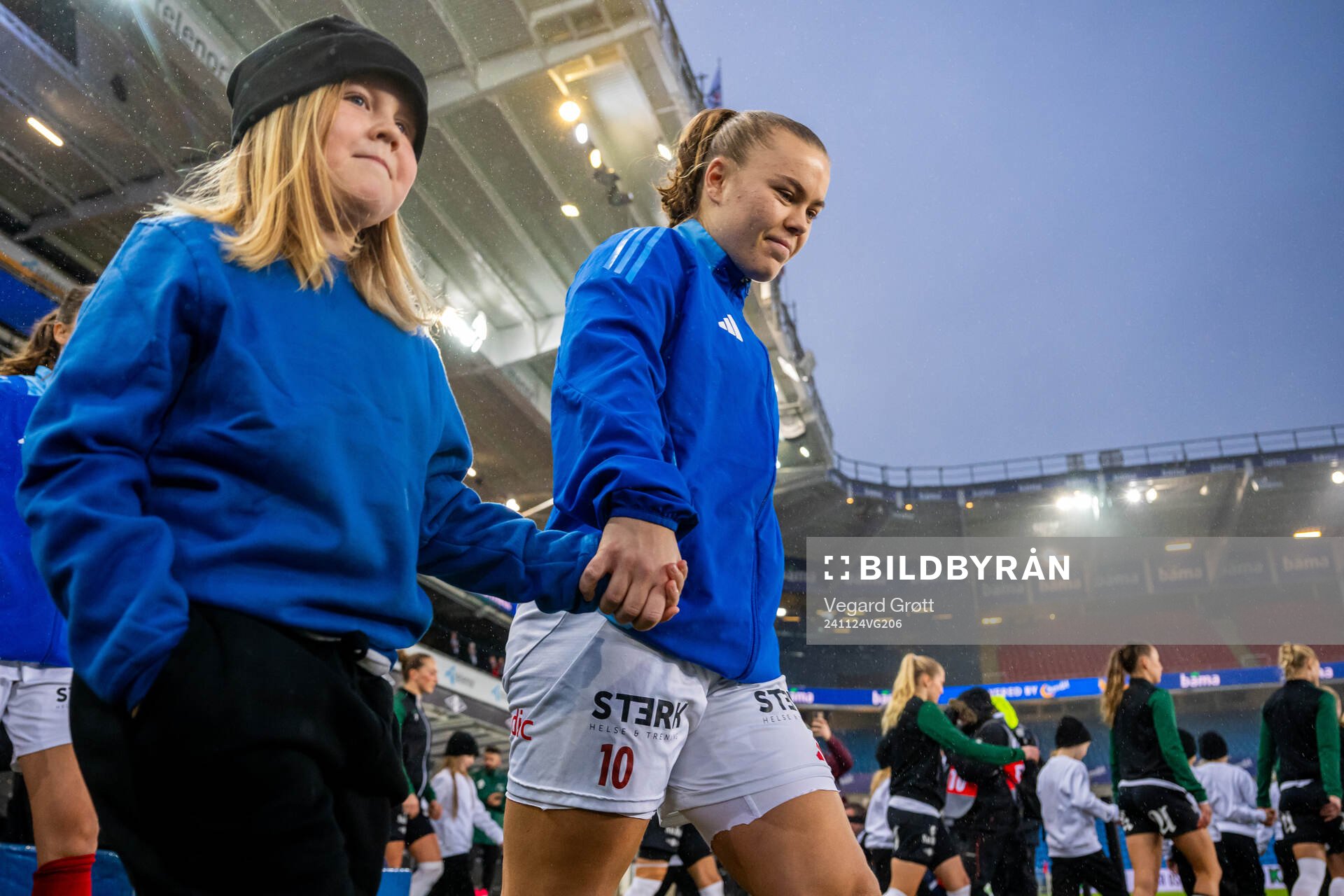 Olaug Tvedten of Vålerenga enters the pitch