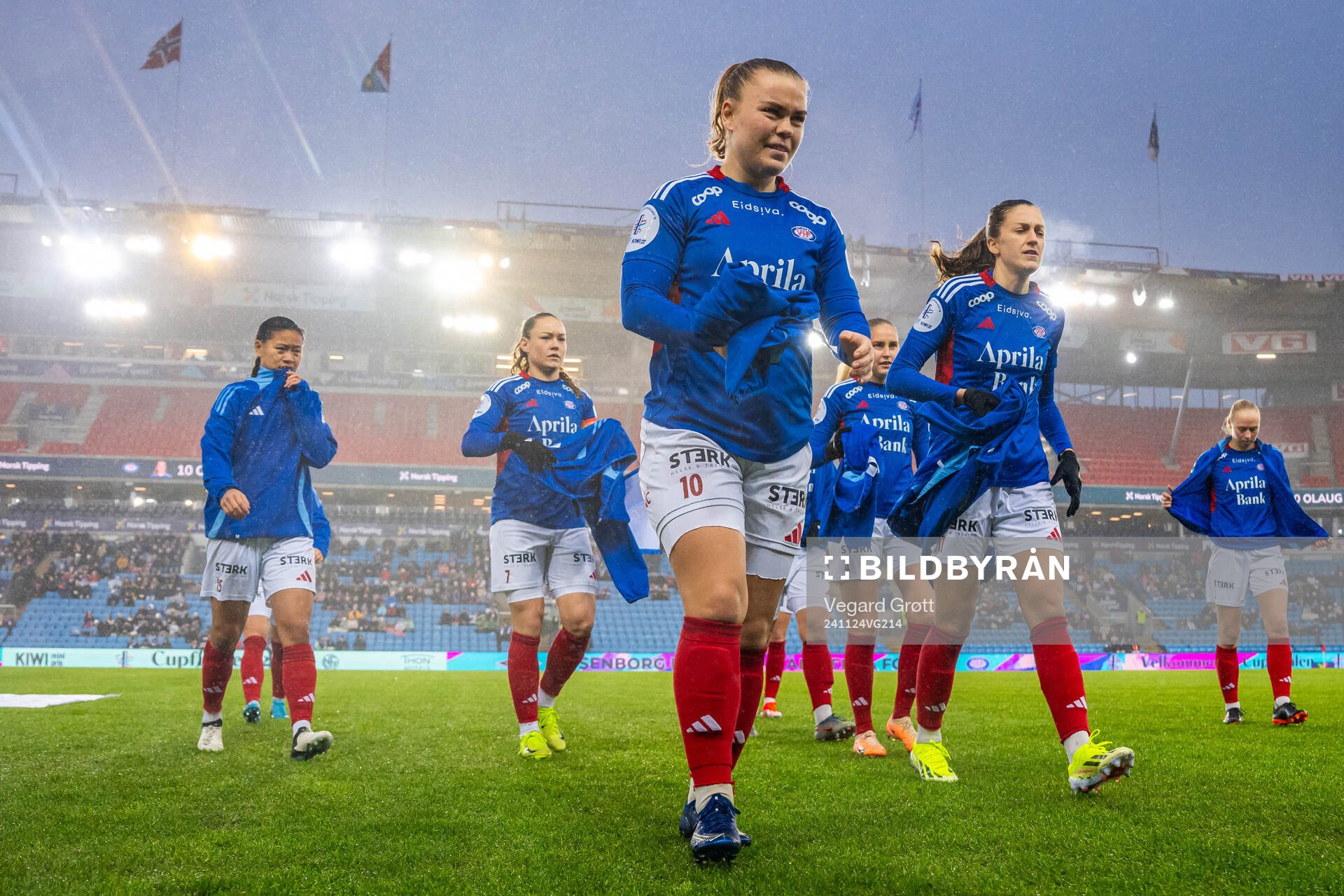 Olaug Tvedten and players of Vålerenga