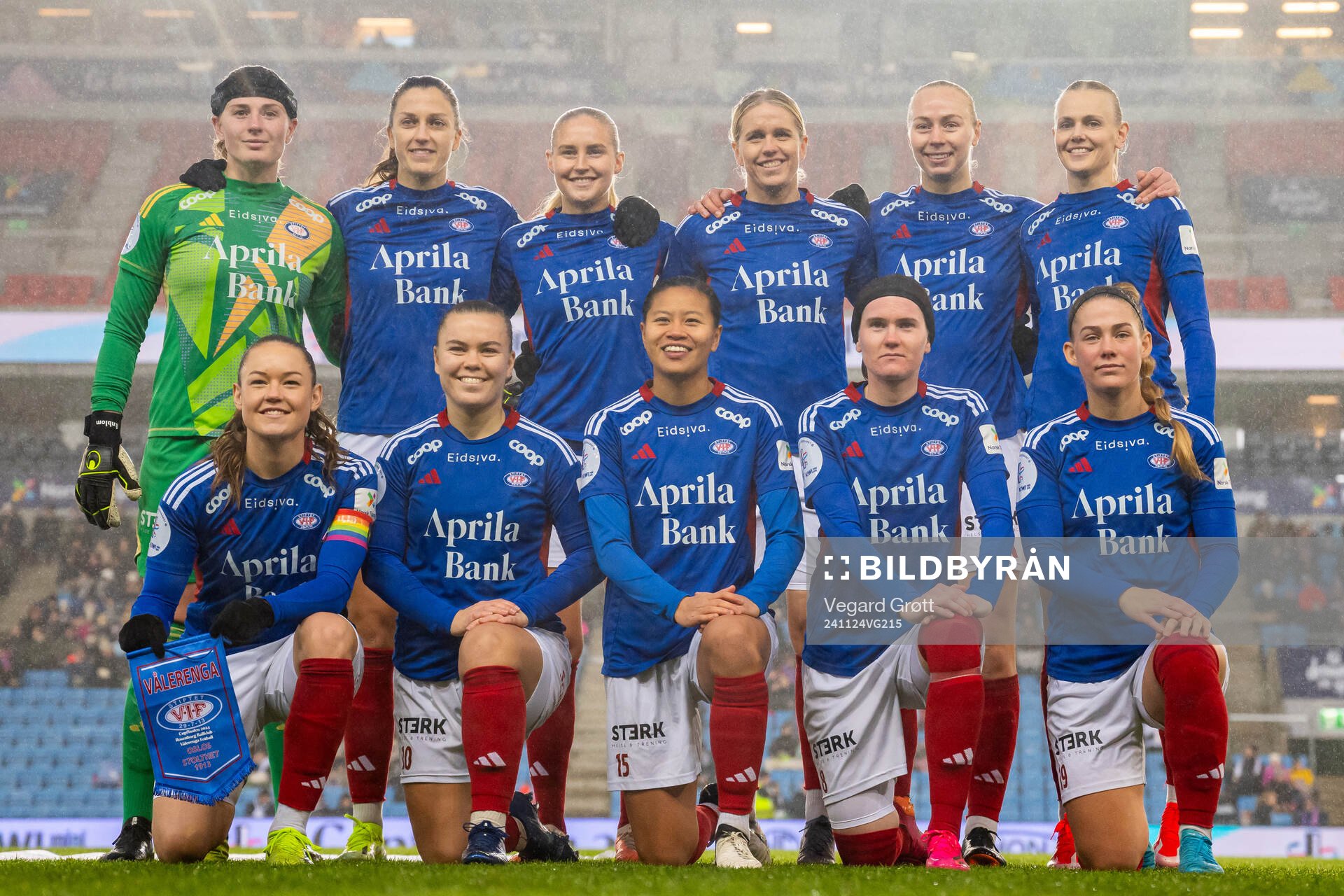 The starting eleven of Vålerenga pose for a team photo