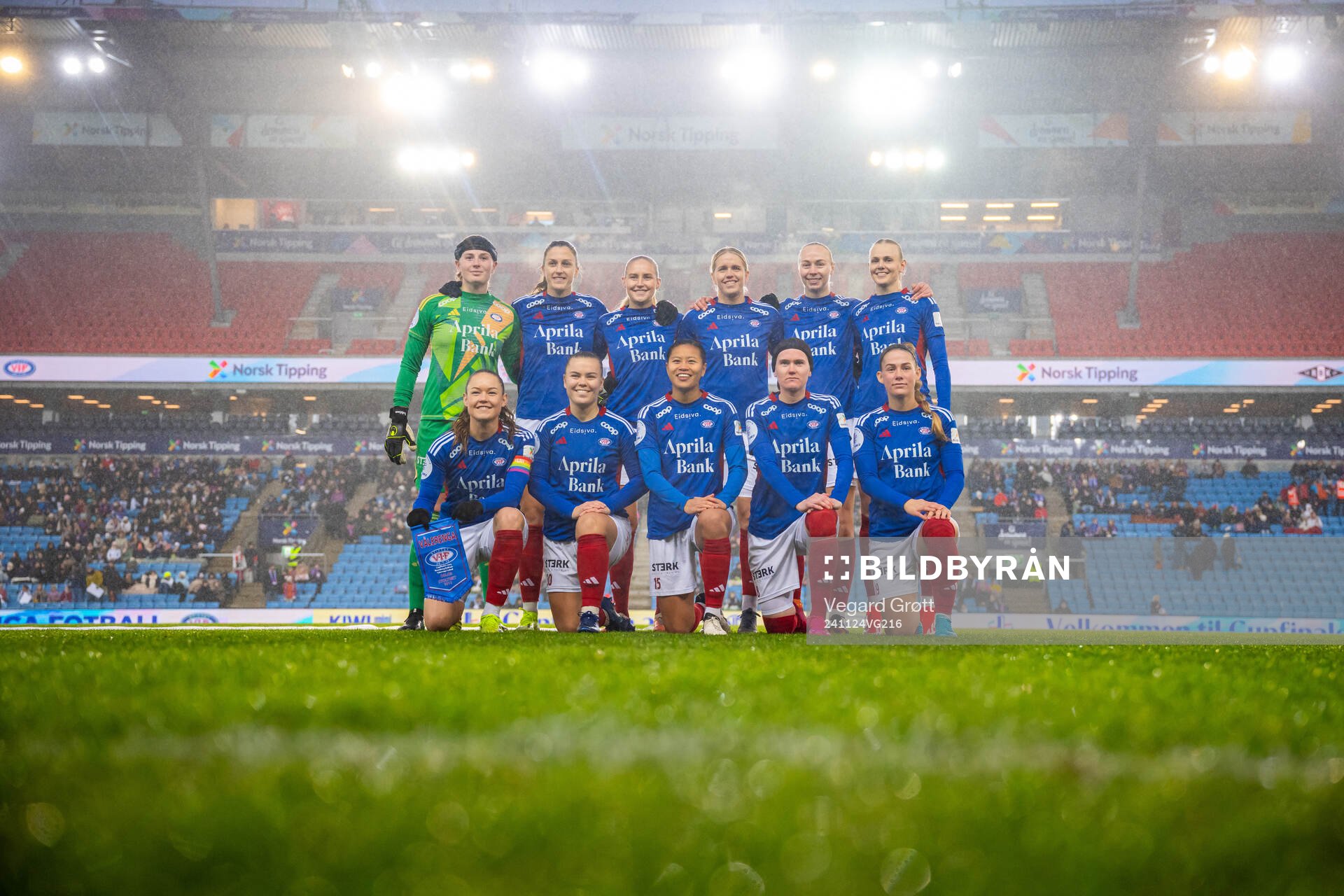 The starting eleven of Vålerenga pose for a team photo