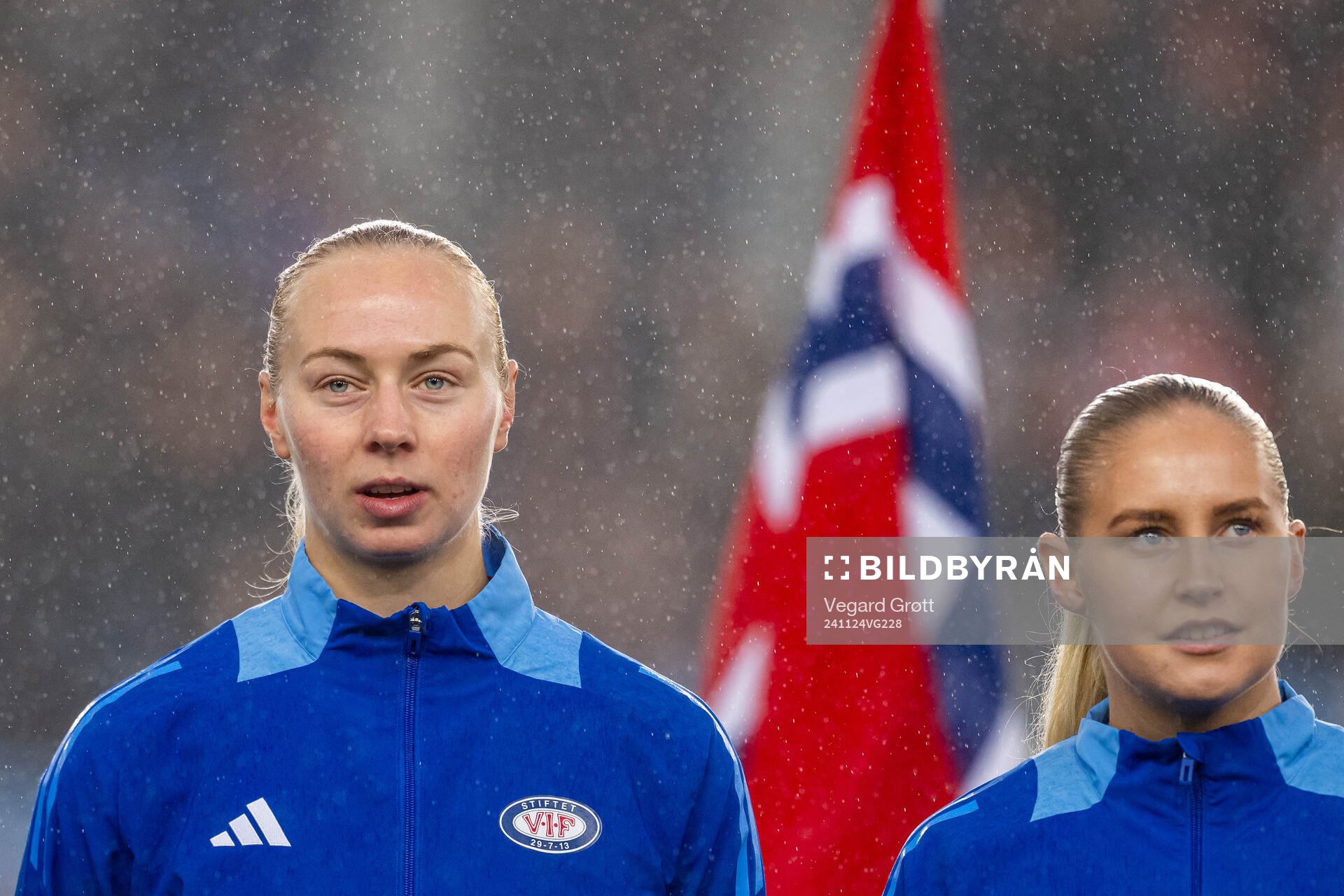 Sara Hørte and Iselin Sandnes Olsen of Vålerenga line up
