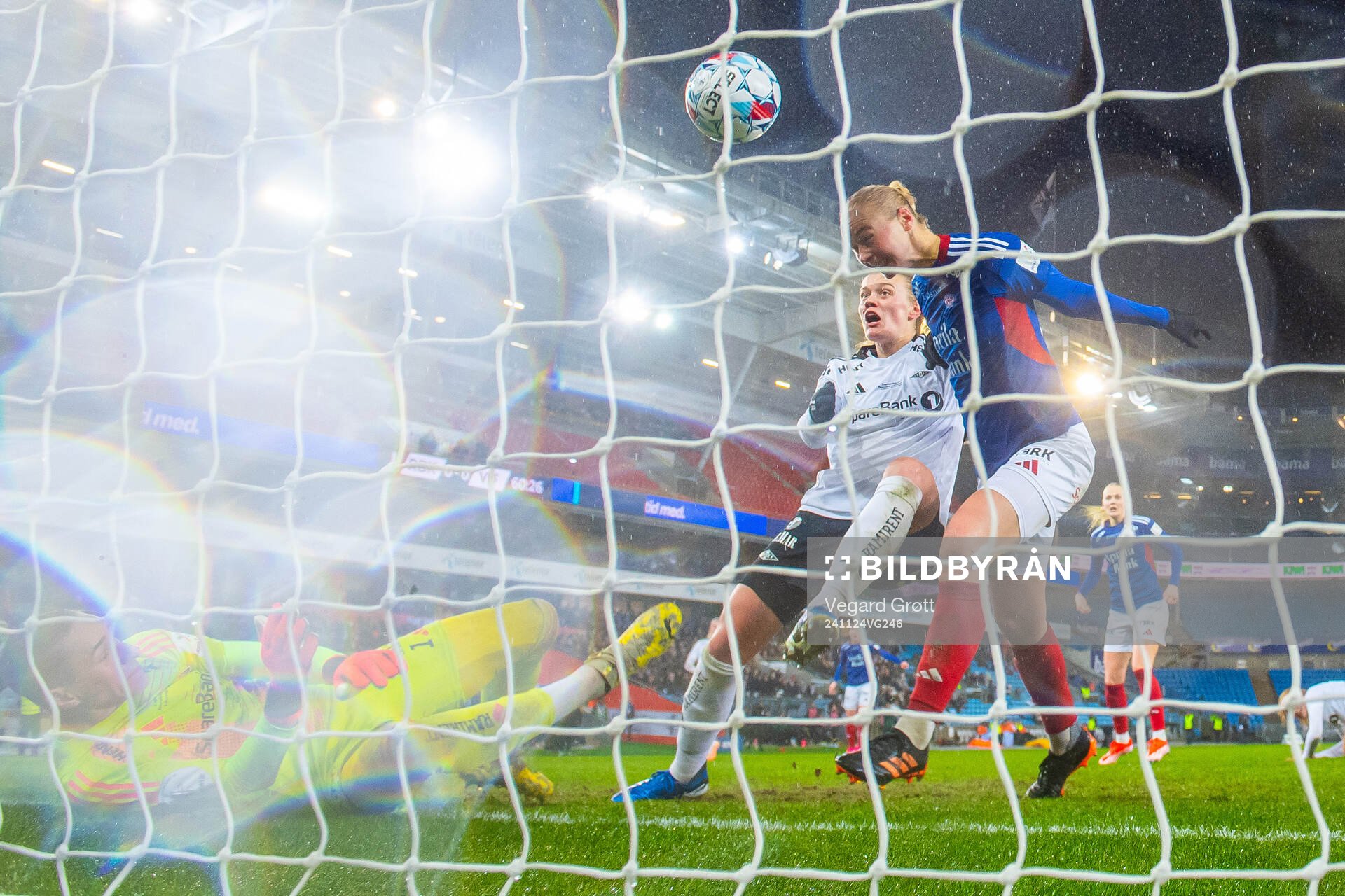 Sara Hørte of Vålerenga scores the 0-1 goal past