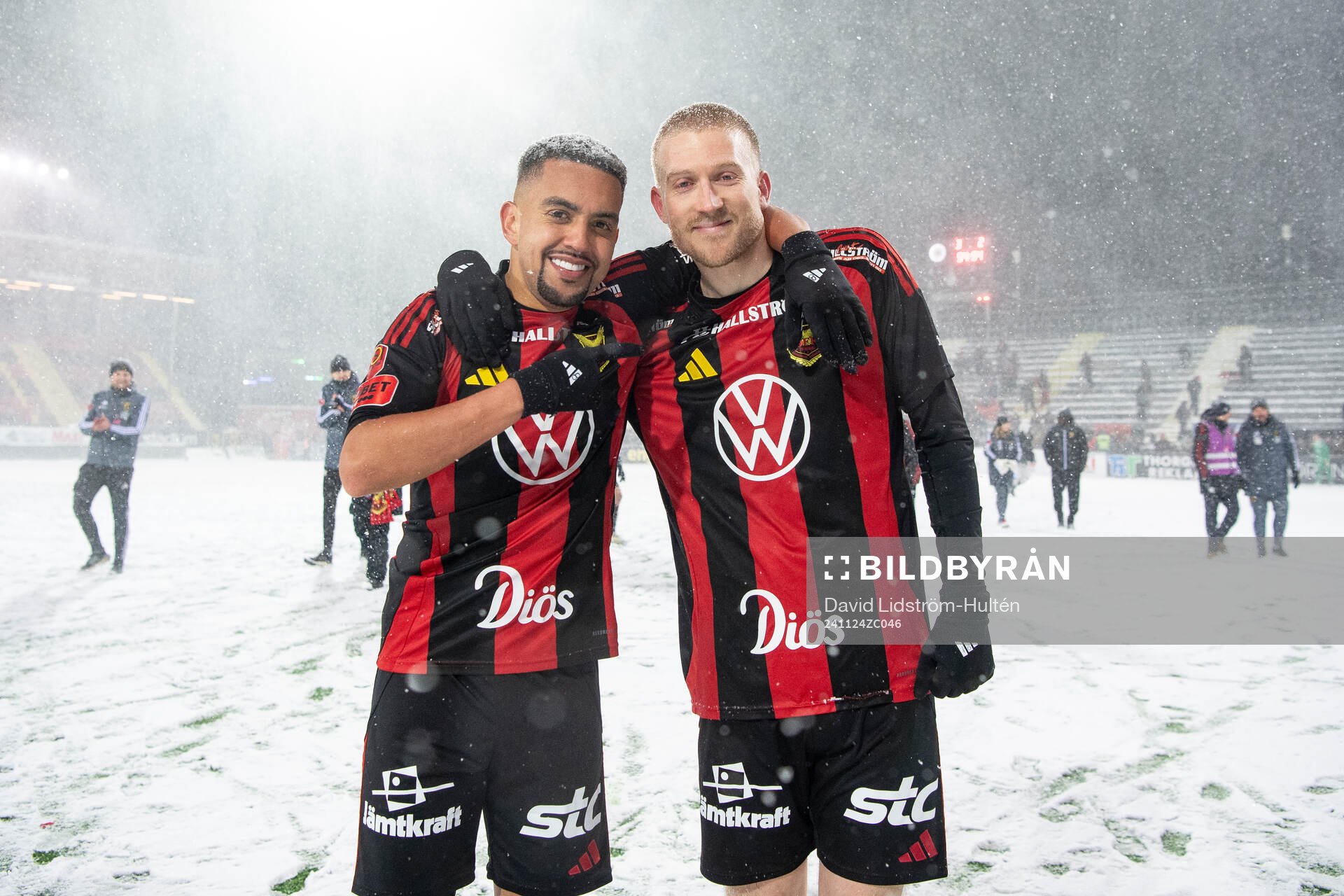 Östersunds Erick Brendon och Simon Kroon jublar