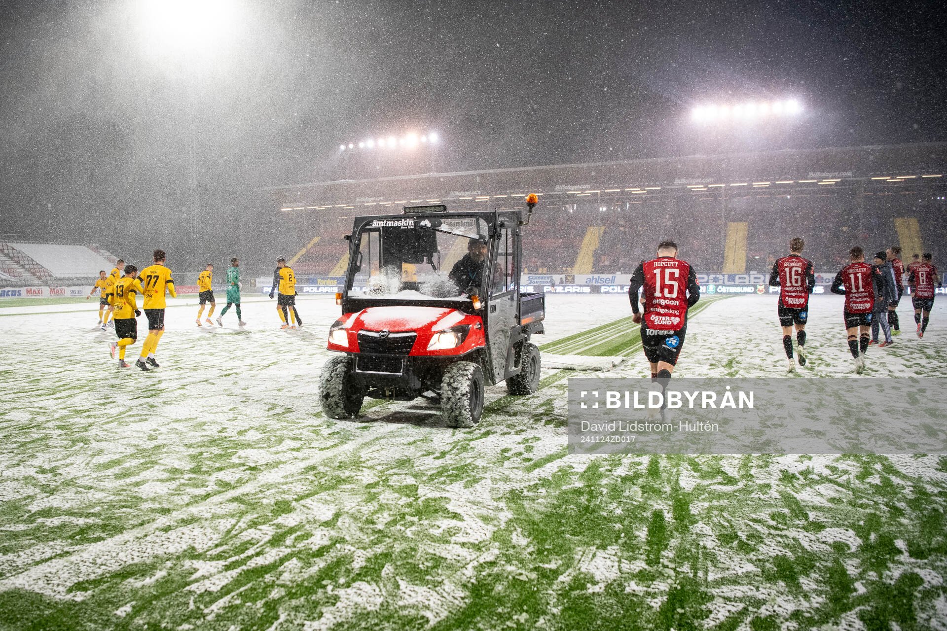 Fotbollsplanen skottas