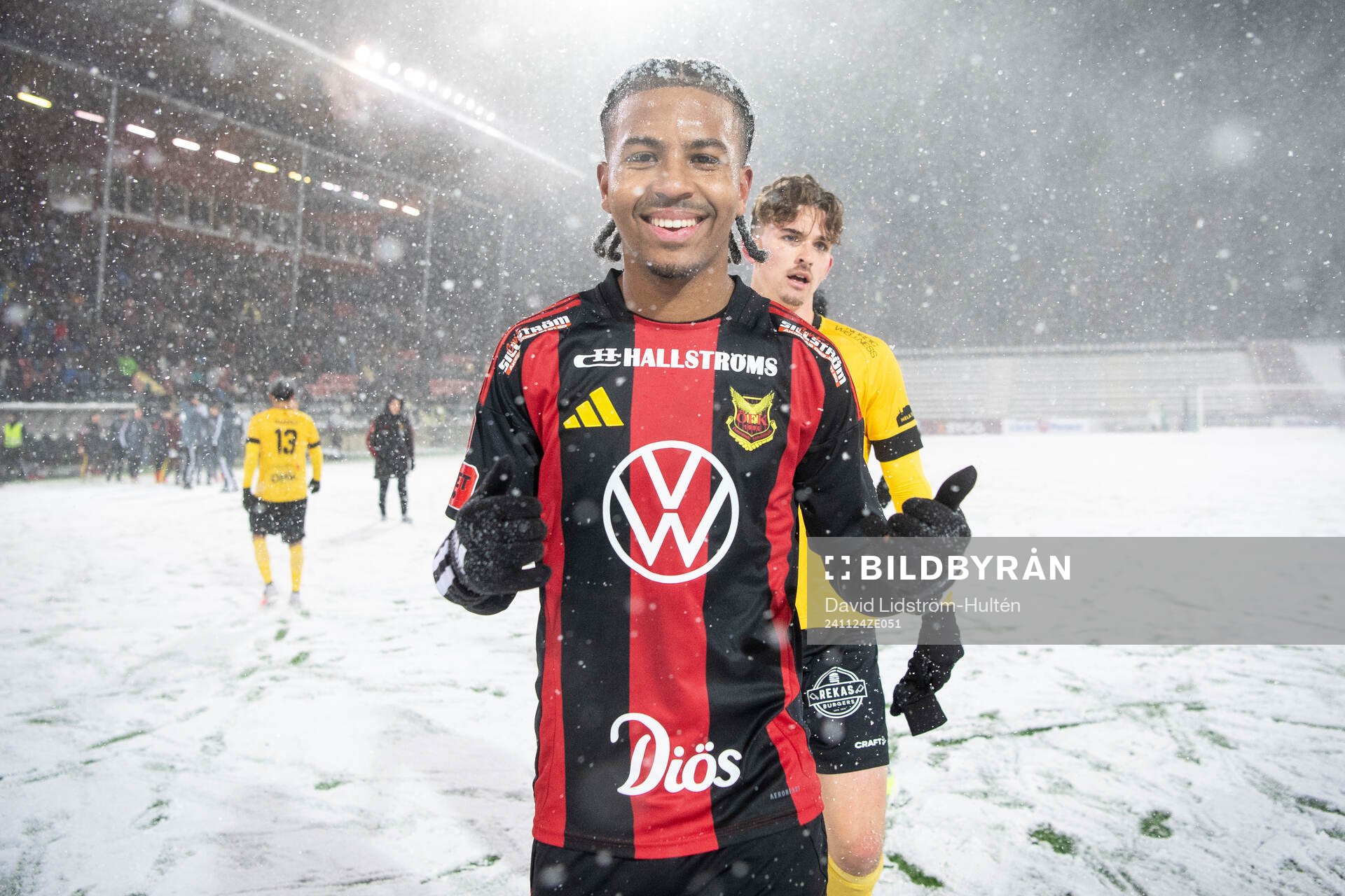 Östersunds Nebiyou Perry jublar efter fotbollsmatchen i kvalet till Superettan mellan Östersund och Lunds BK den 24 november 2024 i Östersund.