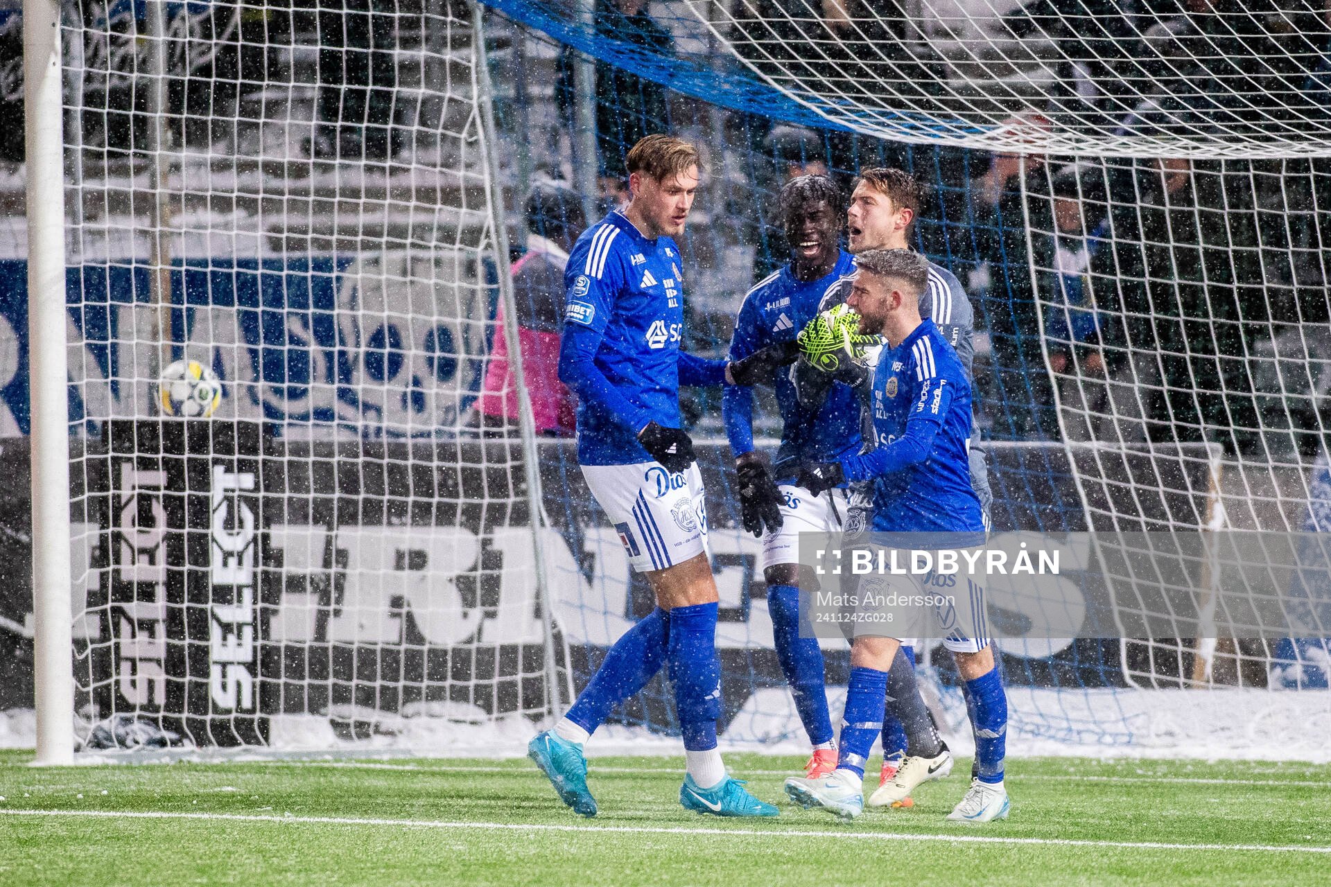 GIF Sundsvalls målvakt Jonas Olsson jublar med lagkamrater