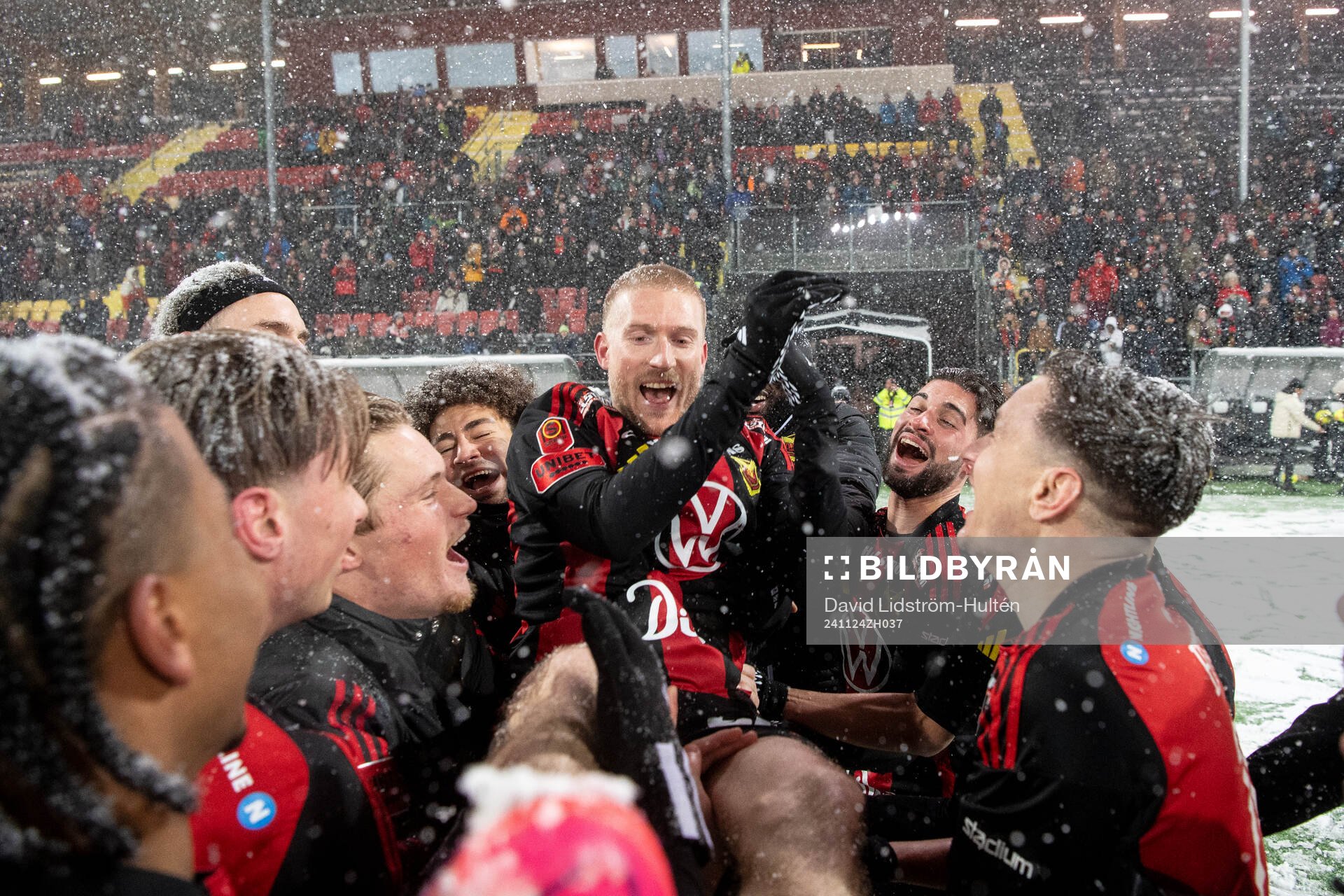 Östersunds Simon Kroon jublar med lagkamrater