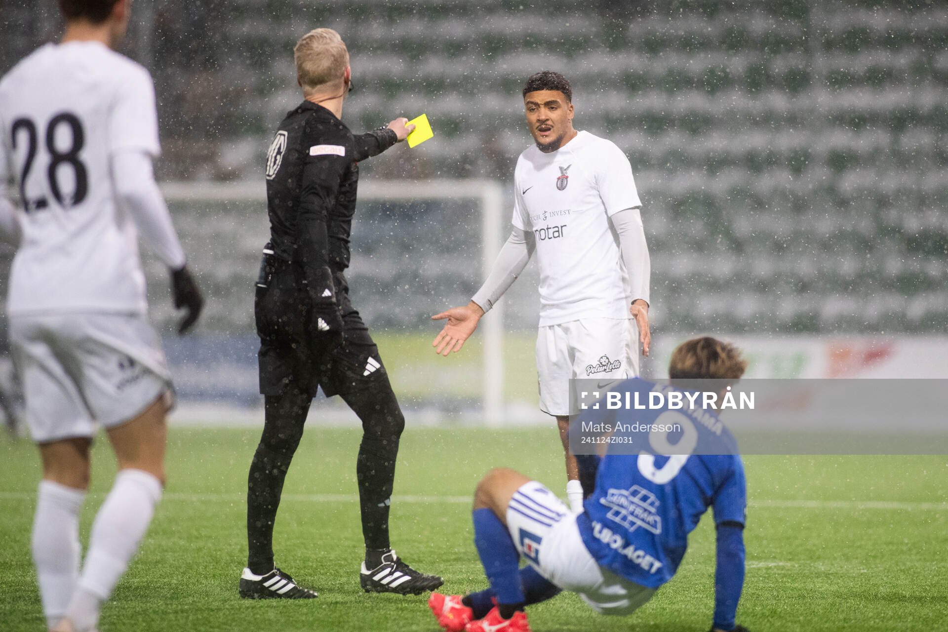 FC Stockholms Gideon Granström tilldelas gult kort