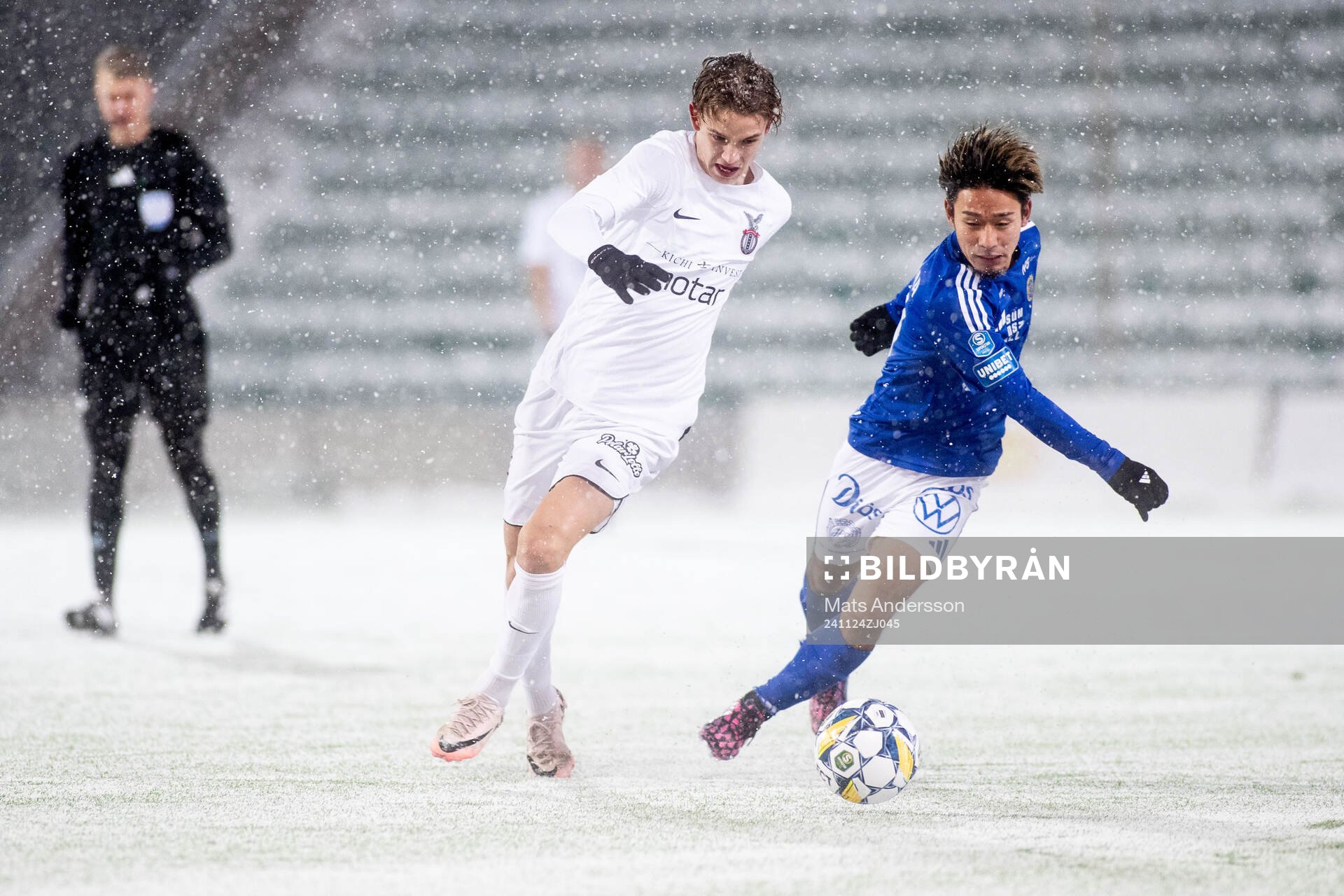 FC Stockholms Anders Hellblom och GIF Sundsvalls Taiki Kagayama under fotbollsmatchen i kvalet till Superettan mellan GIF Sundsvall och FC Stockholm den 24 november 2024 i Sundsvall.