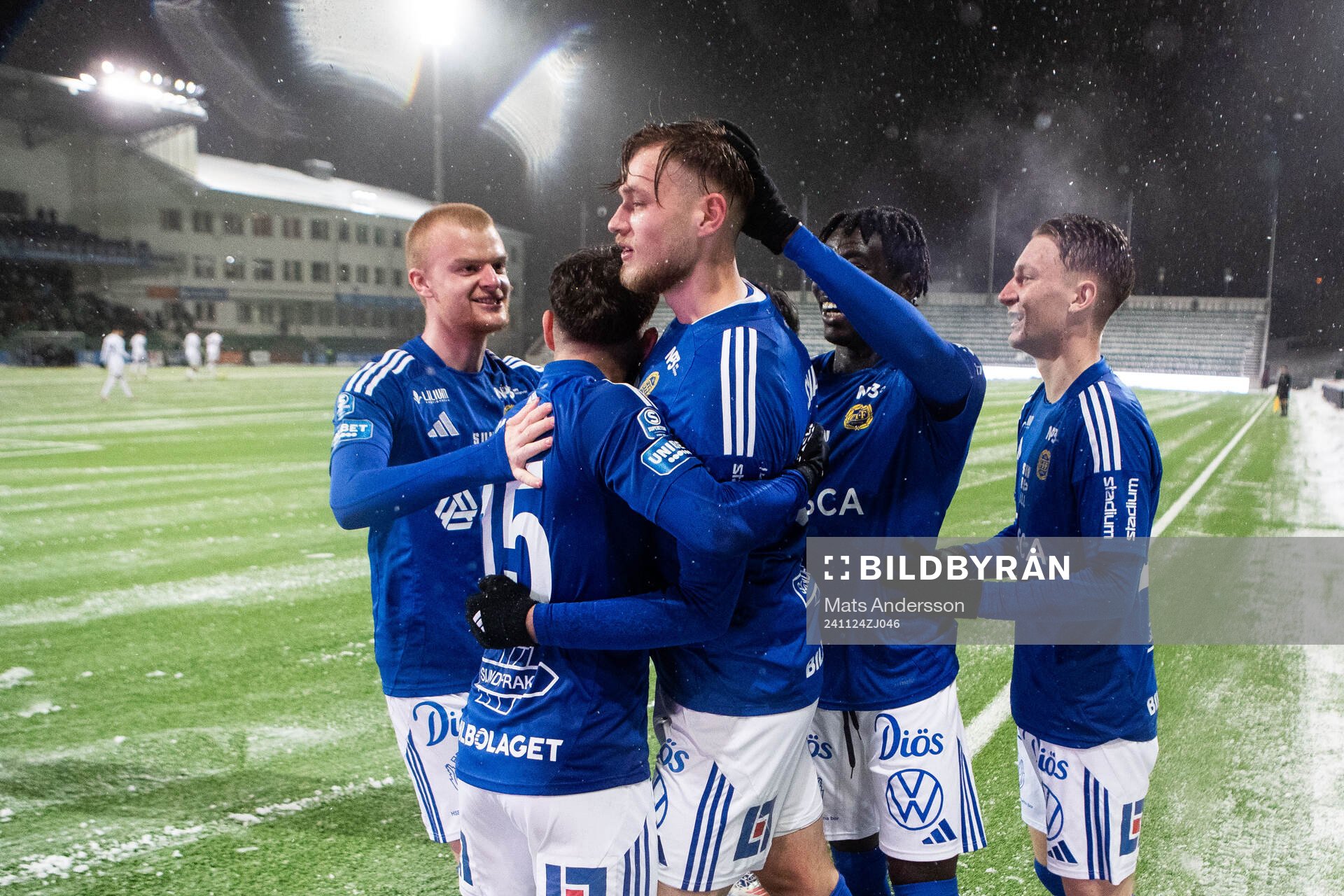 GIF Sundsvalls Ludvig Svanberg jublar med lagkamrater