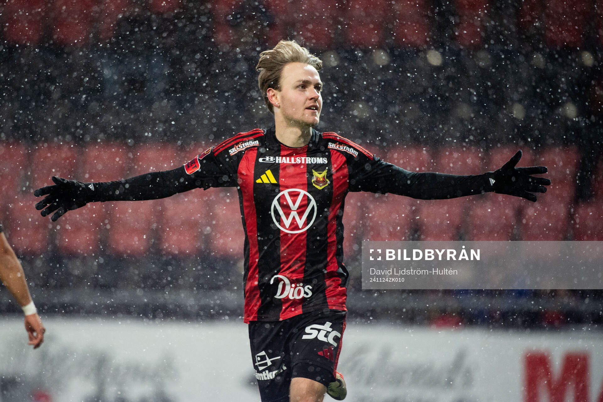 Östersunds Simon Marklund jublar efter 1-1 under fotbollsmatchen i kvalet till Superettan mellan Östersund och Lunds BK den 24 november 2024 i Östersund.