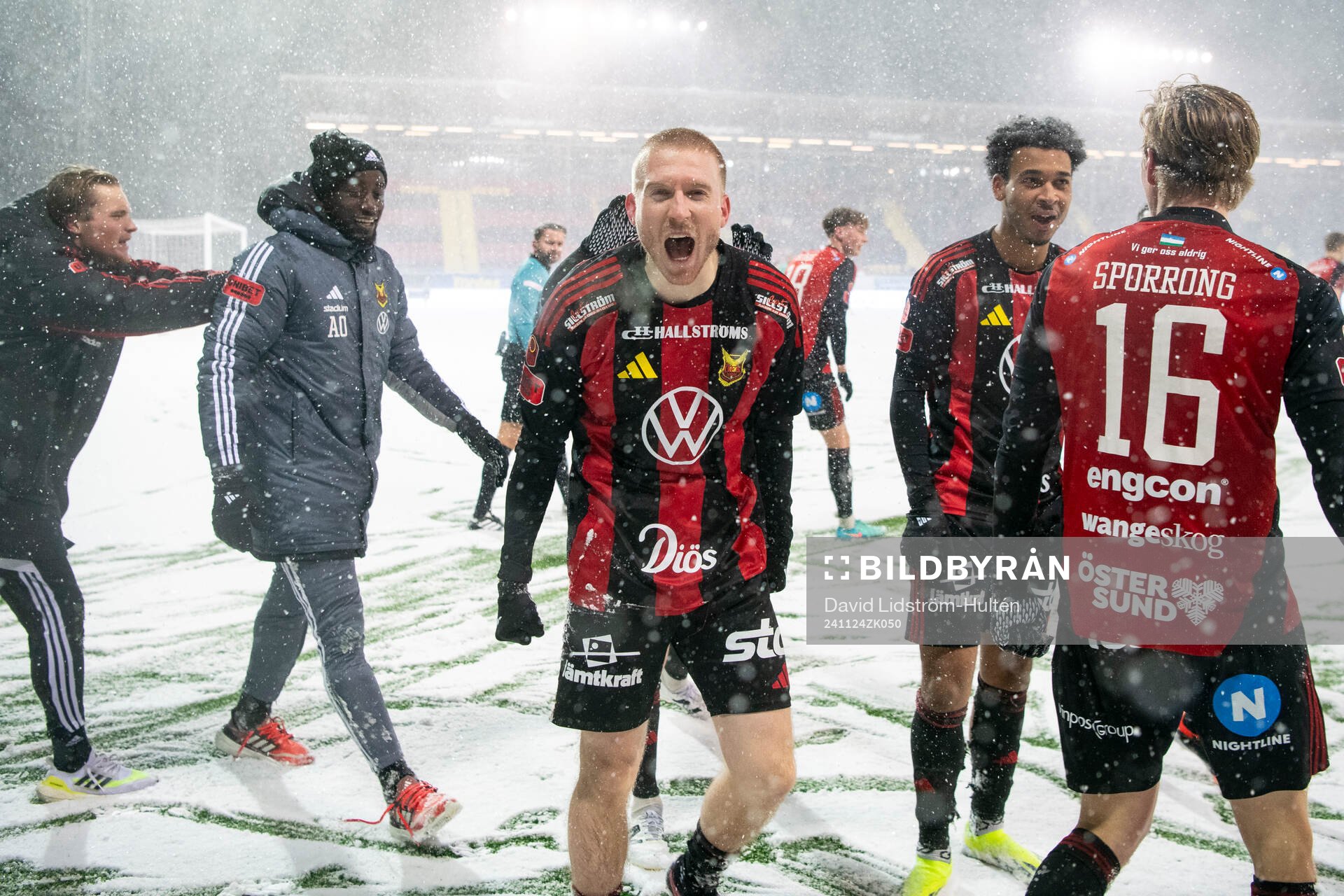 Östersunds Simon Kroon jublar