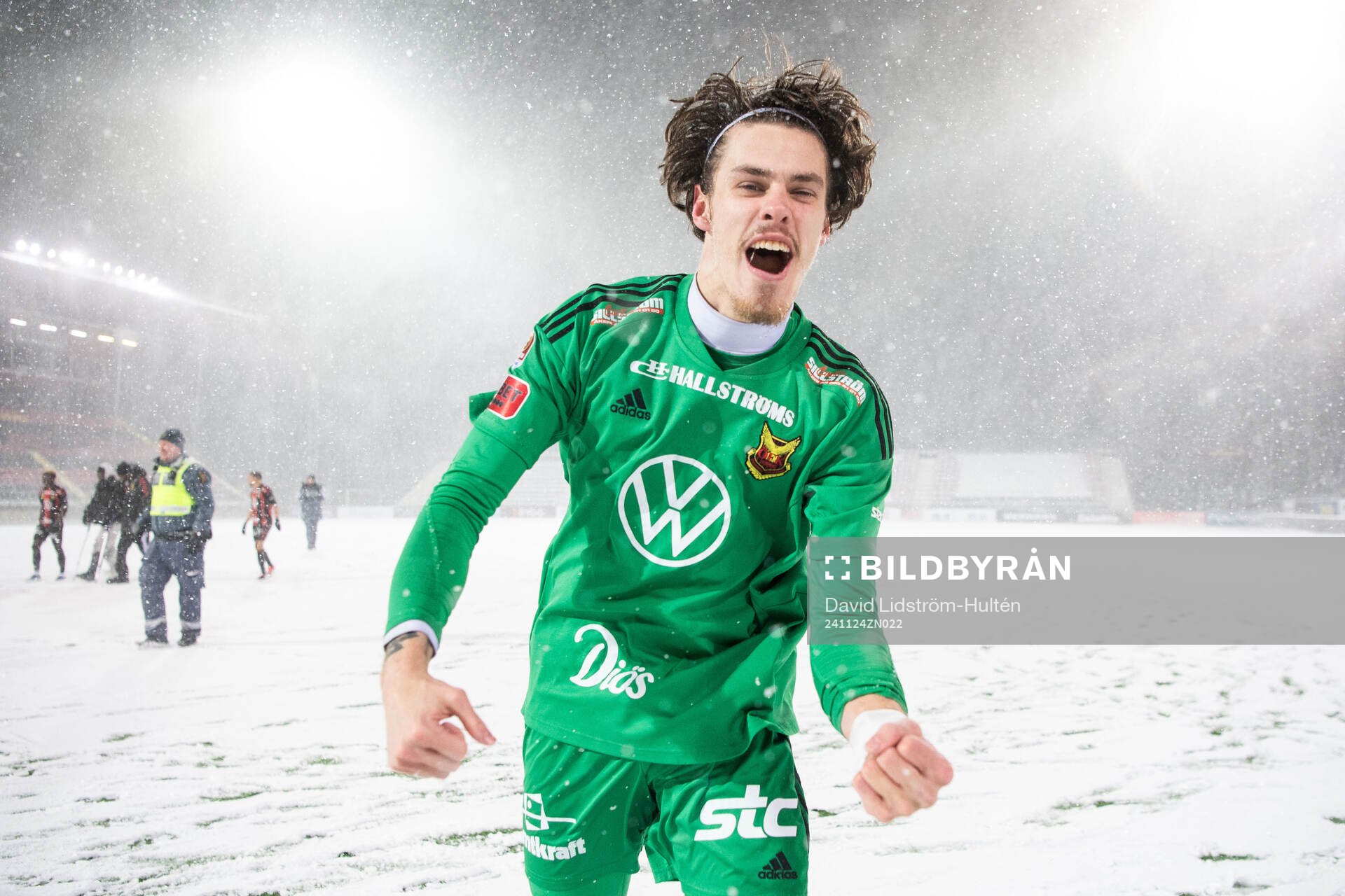 Östersunds målvakt Adam Benediktsson jublar
